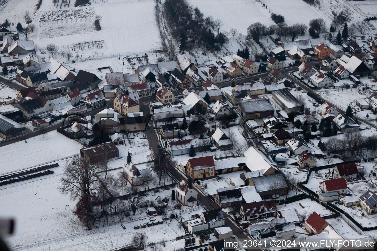 Luftbild von Im Winter im Schnee im Ortsteil Kleinsteinfeld in Niederotterbach im Bundesland Rheinland-Pfalz, Deutschland