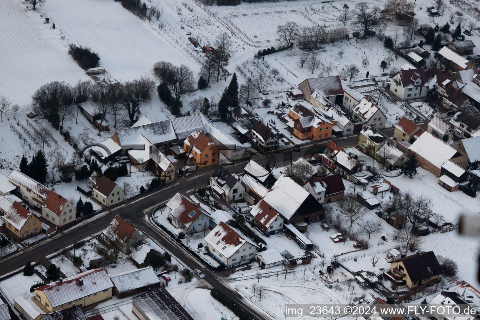 Luftaufnahme von Im Winter im Schnee im Ortsteil Kleinsteinfeld in Niederotterbach im Bundesland Rheinland-Pfalz, Deutschland