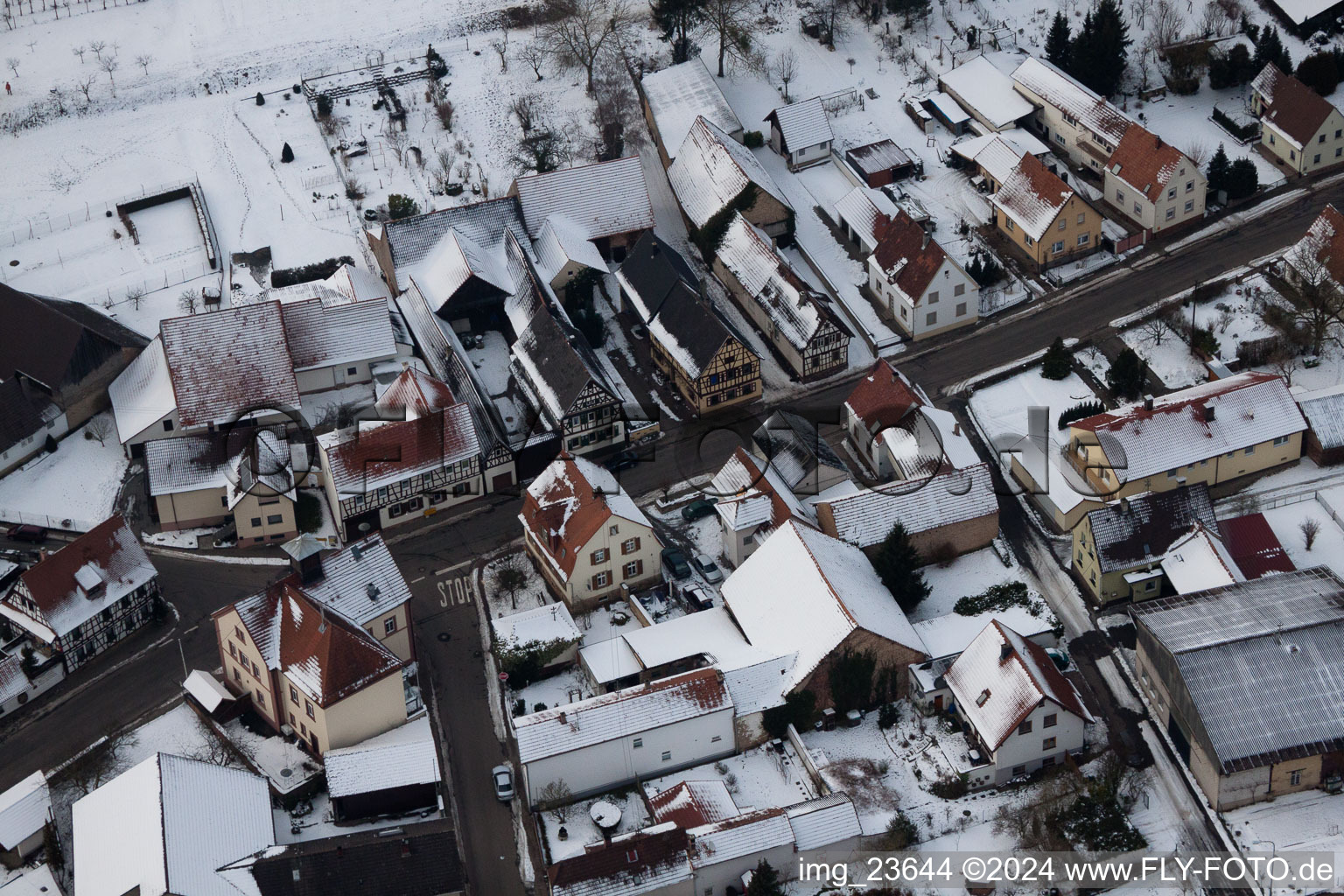 Schrägluftbild von Im Winter im Schnee im Ortsteil Kleinsteinfeld in Niederotterbach im Bundesland Rheinland-Pfalz, Deutschland