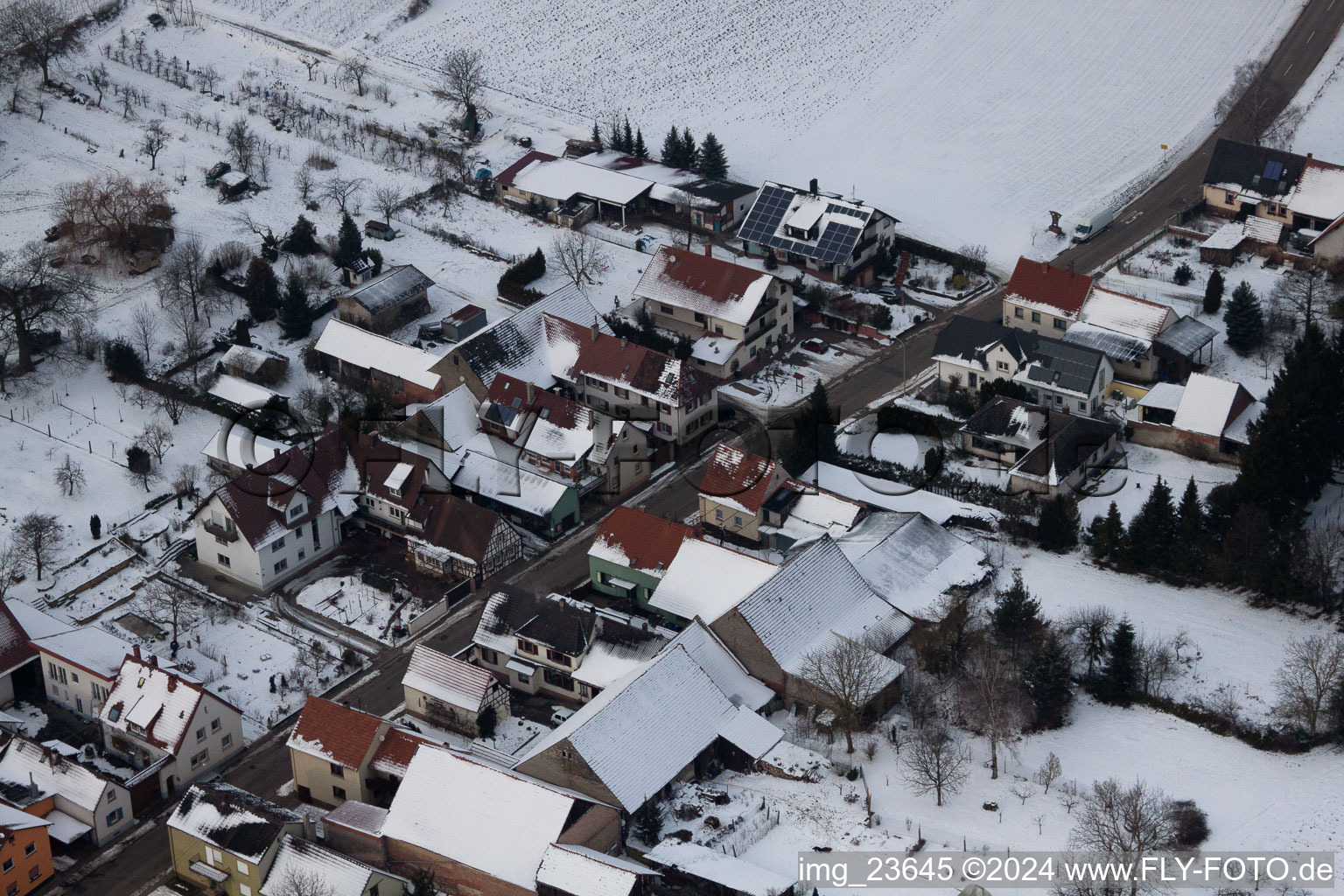 Im Winter im Schnee im Ortsteil Kleinsteinfeld in Niederotterbach im Bundesland Rheinland-Pfalz, Deutschland von oben