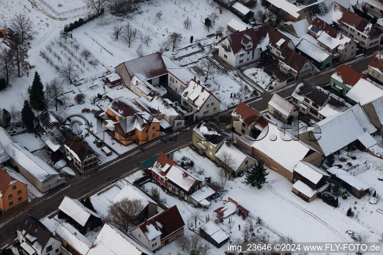 Im Winter im Schnee im Ortsteil Kleinsteinfeld in Niederotterbach im Bundesland Rheinland-Pfalz, Deutschland aus der Luft