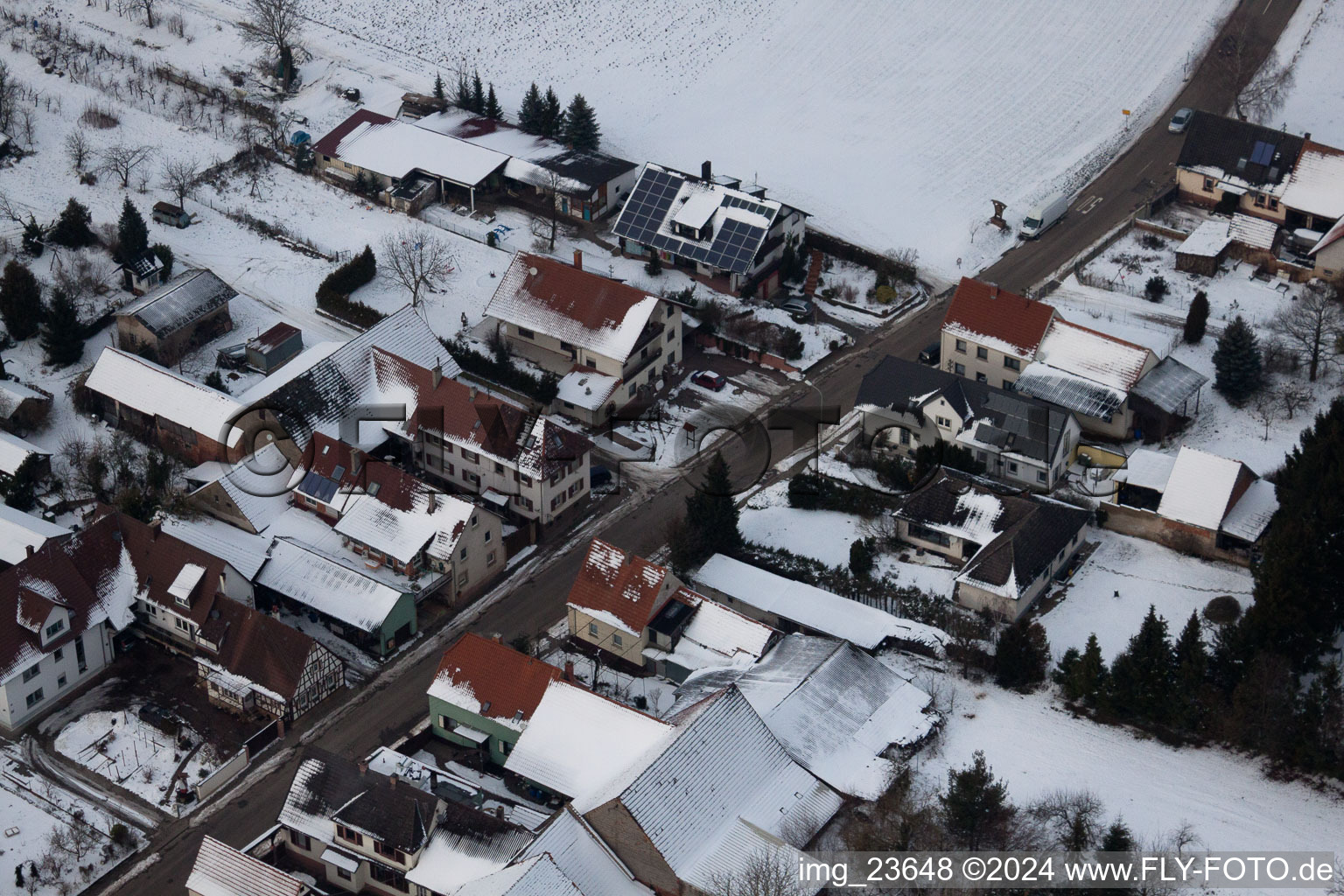 Im Winter im Schnee im Ortsteil Kleinsteinfeld in Niederotterbach im Bundesland Rheinland-Pfalz, Deutschland vom Flugzeug aus