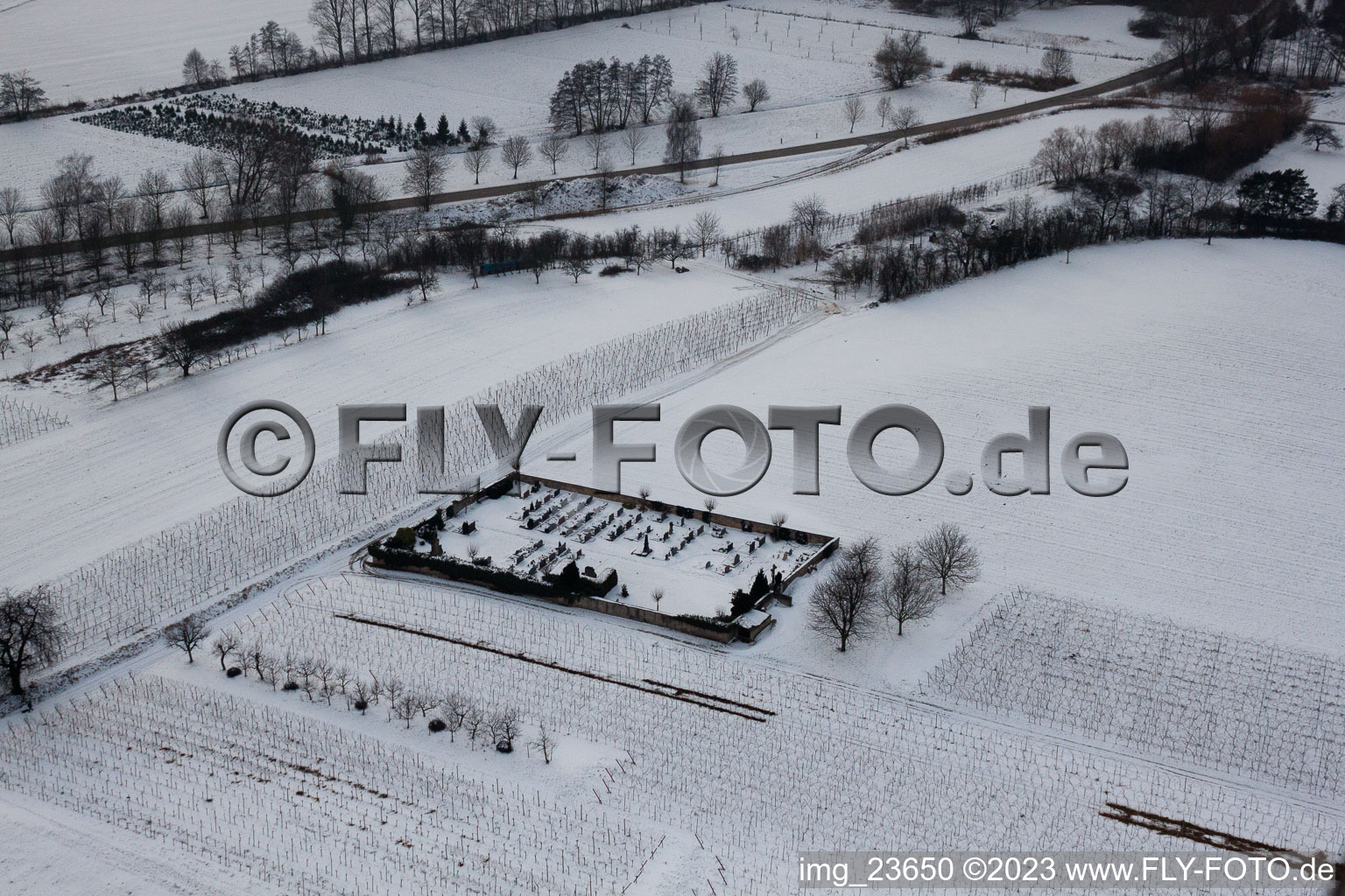 Luftbild von Friedhof im Schnee im Ortsteil Kleinsteinfeld in Niederotterbach im Bundesland Rheinland-Pfalz, Deutschland