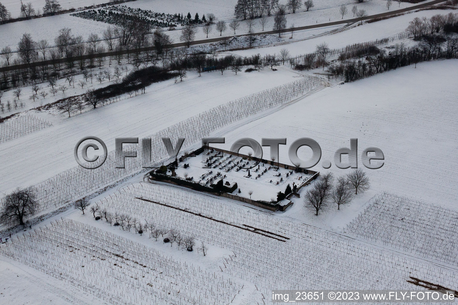 Luftaufnahme von Friedhof im Schnee im Ortsteil Kleinsteinfeld in Niederotterbach im Bundesland Rheinland-Pfalz, Deutschland