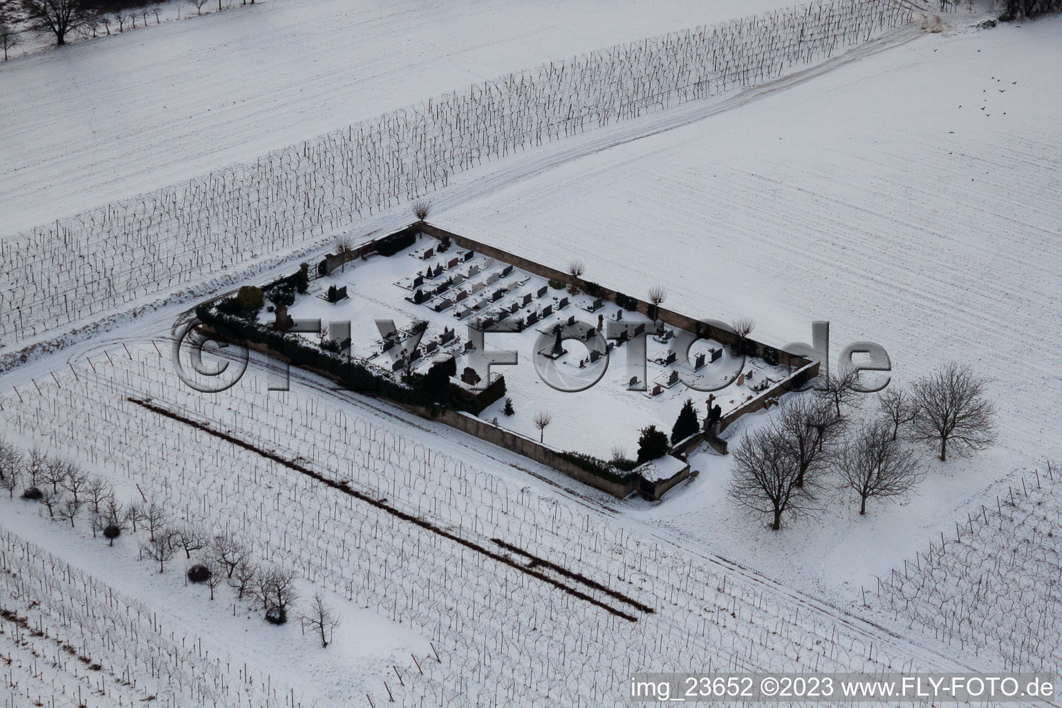 Schrägluftbild von Friedhof im Schnee im Ortsteil Kleinsteinfeld in Niederotterbach im Bundesland Rheinland-Pfalz, Deutschland