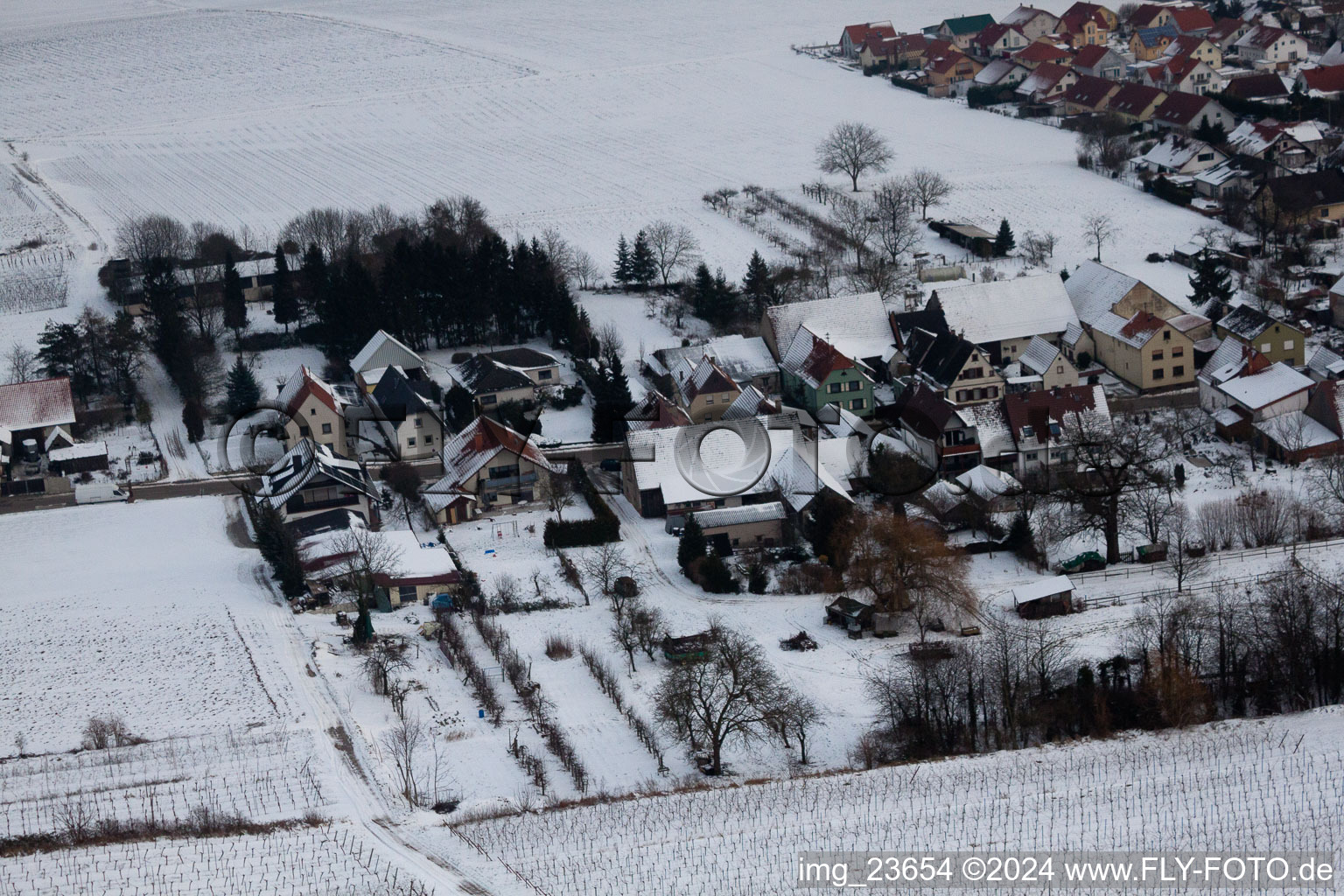 Im Winter im Schnee im Ortsteil Kleinsteinfeld in Niederotterbach im Bundesland Rheinland-Pfalz, Deutschland aus der Luft betrachtet