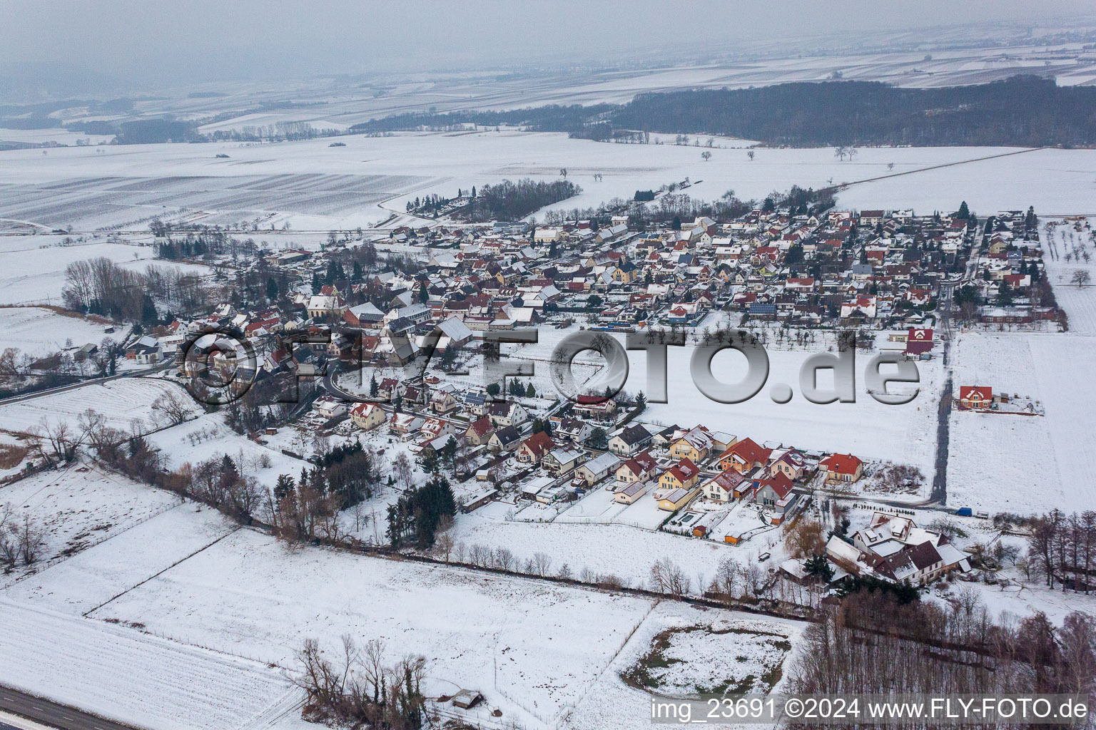 Winterlich schneebedeckte Dorf - Ansicht in Barbelroth im Bundesland Rheinland-Pfalz, Deutschland