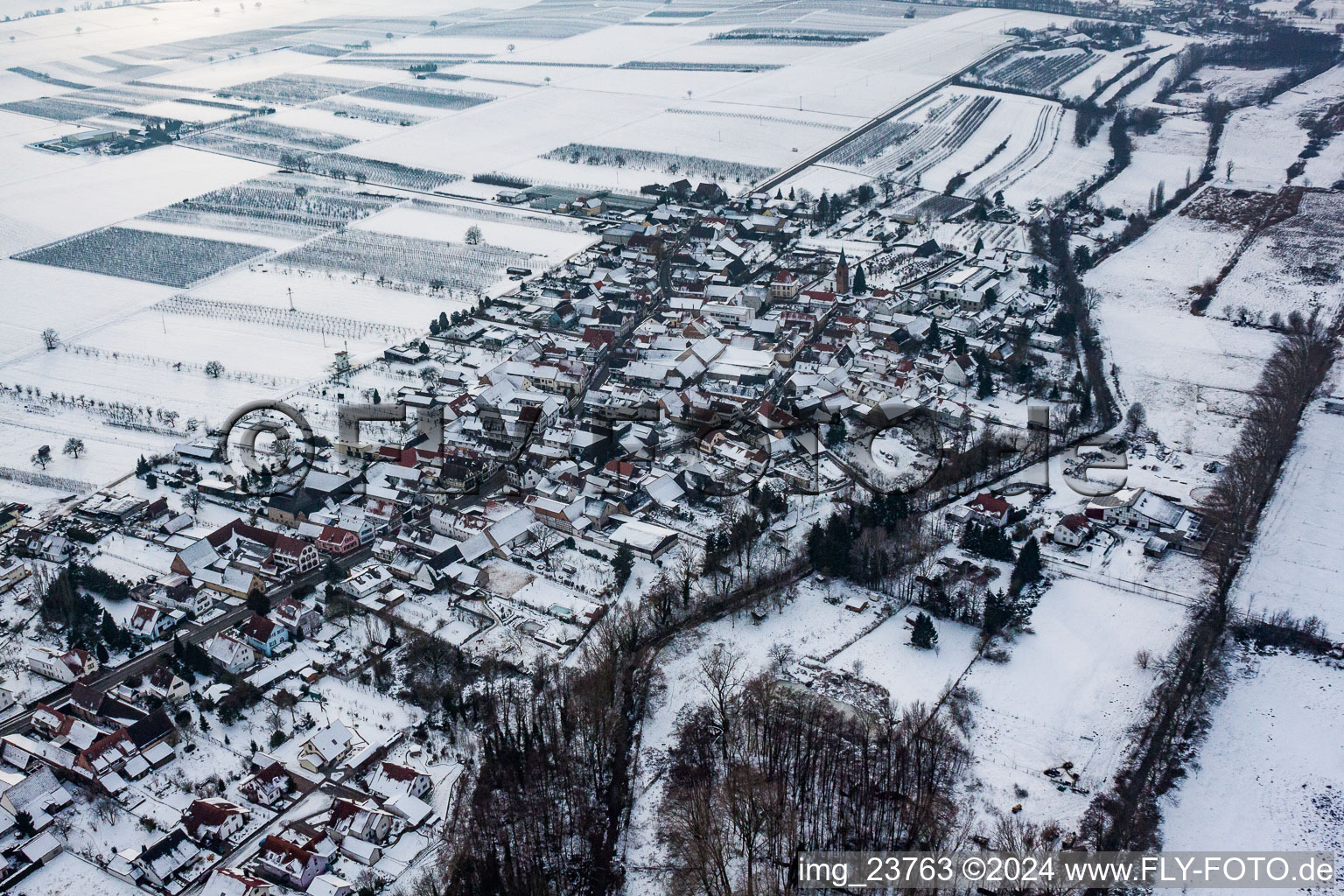 Luftbild von Winterlich schneebedeckte Dorf - Ansicht am Rande von landwirtschaftlichen Feldern und Nutzflächen in Winden im Bundesland Rheinland-Pfalz, Deutschland