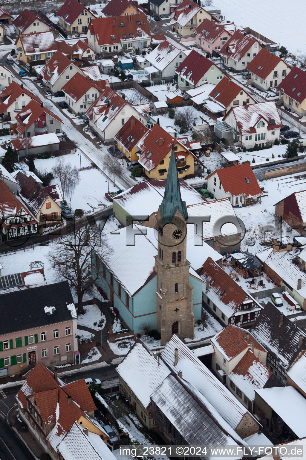 Winterlich schneebedeckte Kirchengebäude im Dorfkern im Ortsteil Gewerbegebiet Horst in Erlenbach bei Kandel im Bundesland Rheinland-Pfalz, Deutschland