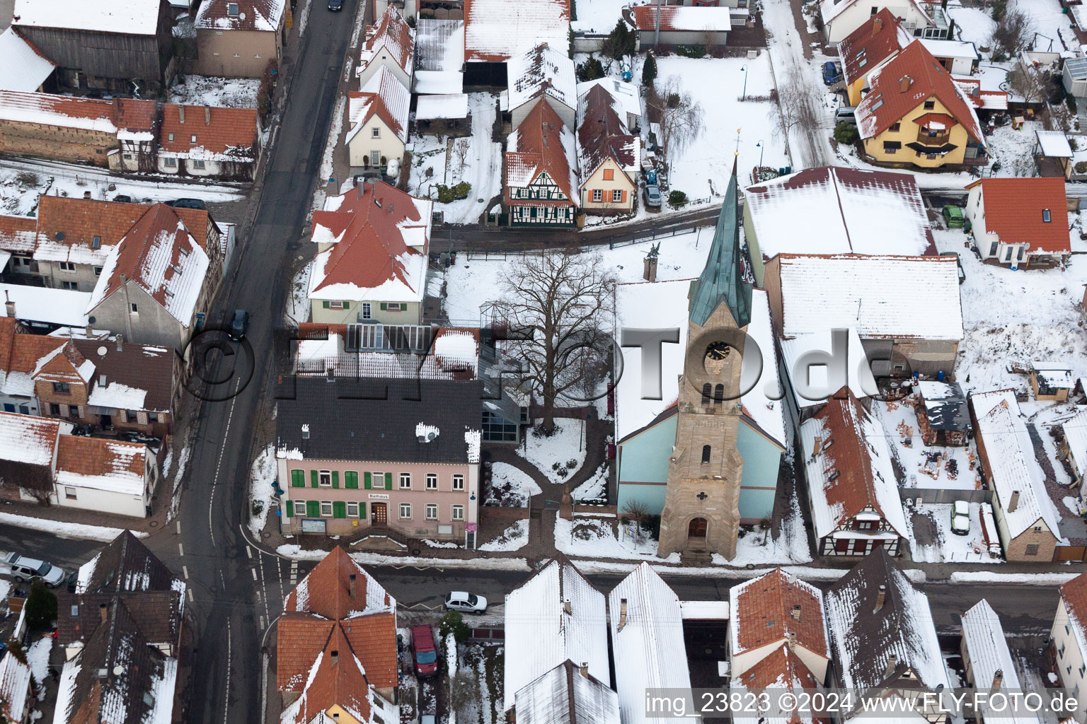Schrägluftbild von Evang. Kirche, Rathaus in Erlenbach bei Kandel im Bundesland Rheinland-Pfalz, Deutschland