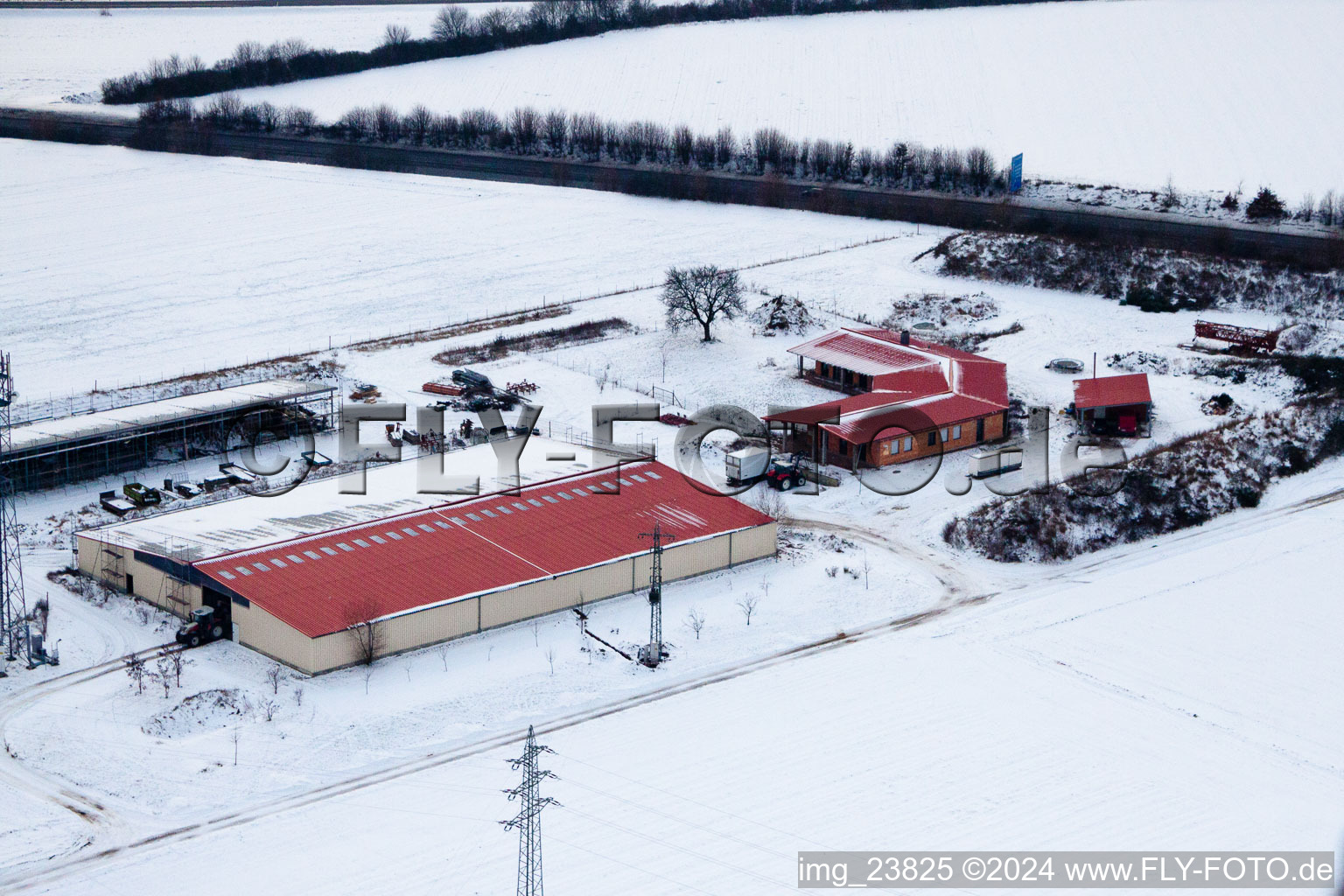 Luftbild von Hühnerhof Eierfarm im Winter bei Schnee in Erlenbach bei Kandel im Bundesland Rheinland-Pfalz, Deutschland
