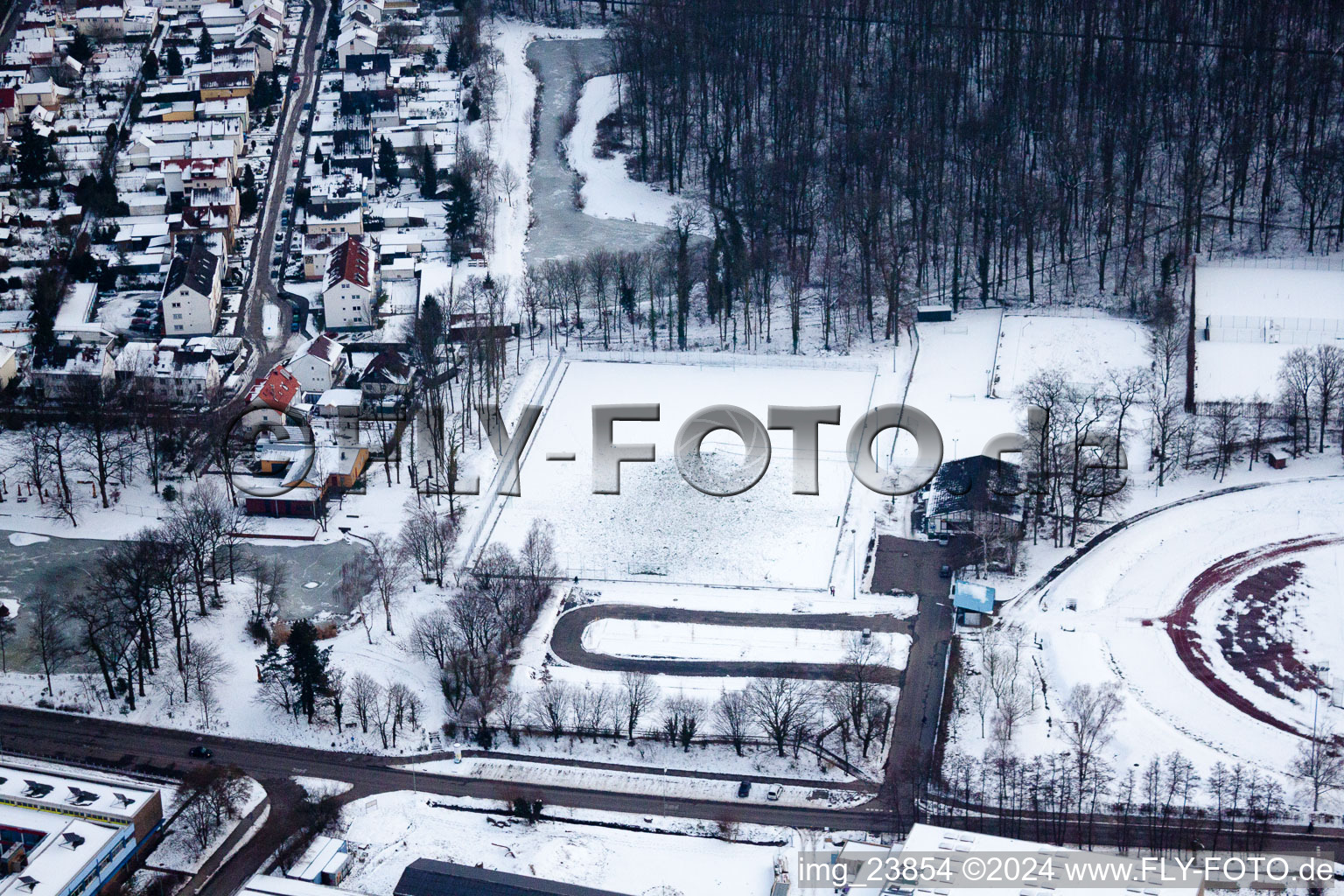 Kandel, Bienwaldstadion: der neue Kunstrasenplatz, schneebedeckt im Bundesland Rheinland-Pfalz, Deutschland