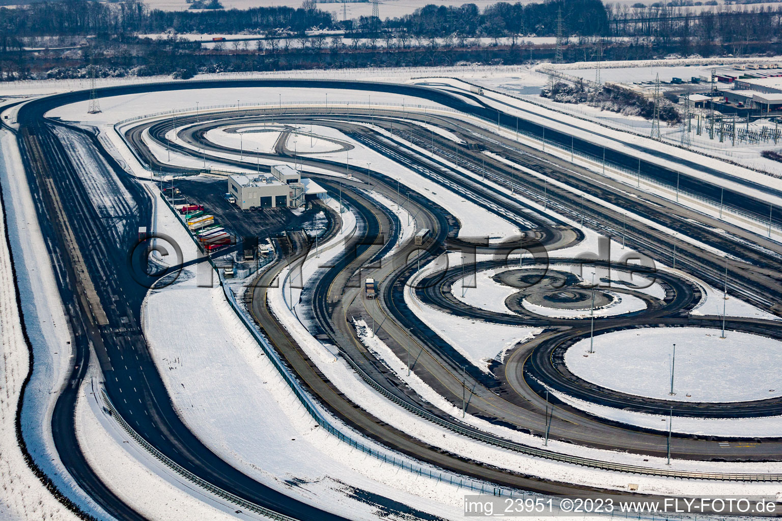 Winterlich schneebedeckte Rennbahn des Daimler LKW Testgelände im Ortsteil Industriegebiet Wörth-Oberwald in Wörth am Rhein im Bundesland Rheinland-Pfalz, Deutschland