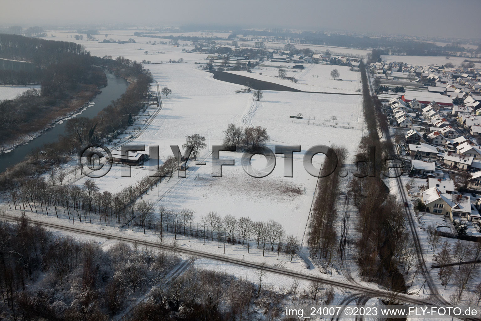 Luftbild von Neupotz, Sportplatz im Bundesland Rheinland-Pfalz, Deutschland