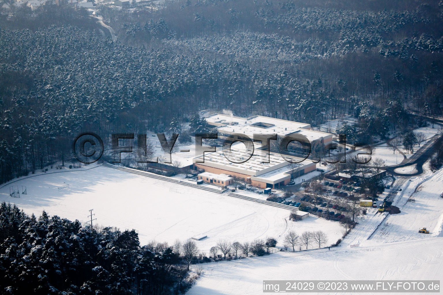 Rheinzabern, Römerbadschule im Bundesland Rheinland-Pfalz, Deutschland aus der Luft betrachtet