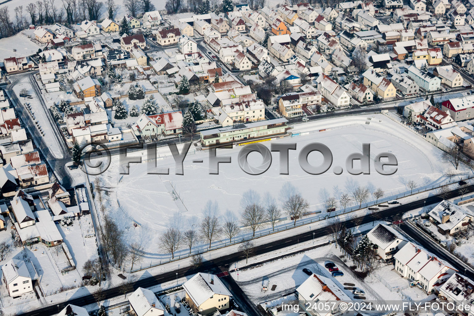 Winterlich schneebedeckte Sportplatz- Fussballplatz des Sportverein Olympia in Rheinzabern im Bundesland Rheinland-Pfalz, Deutschland