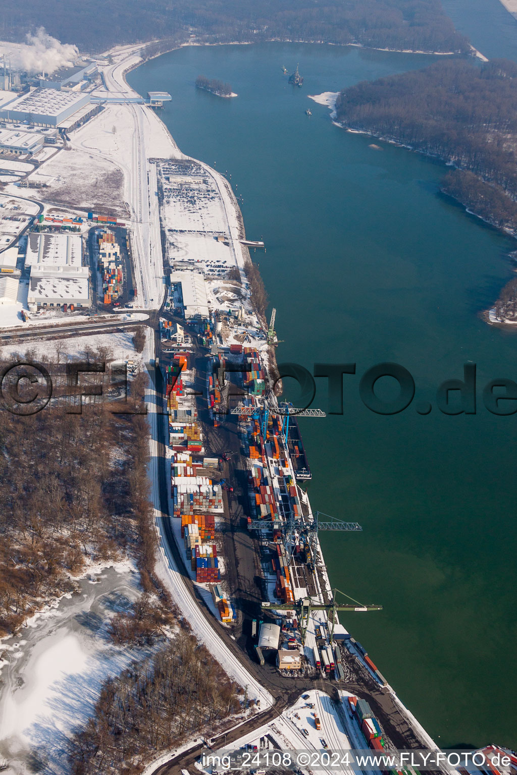 Winterlich schneebedeckte Containerterminal im Containerhafen der Contargo Wörth-Karlsruhe GmbH am Rhein im Ortsteil Industriegebiet Wörth-Oberwald in Wörth am Rhein im Bundesland Rheinland-Pfalz, Deutschland