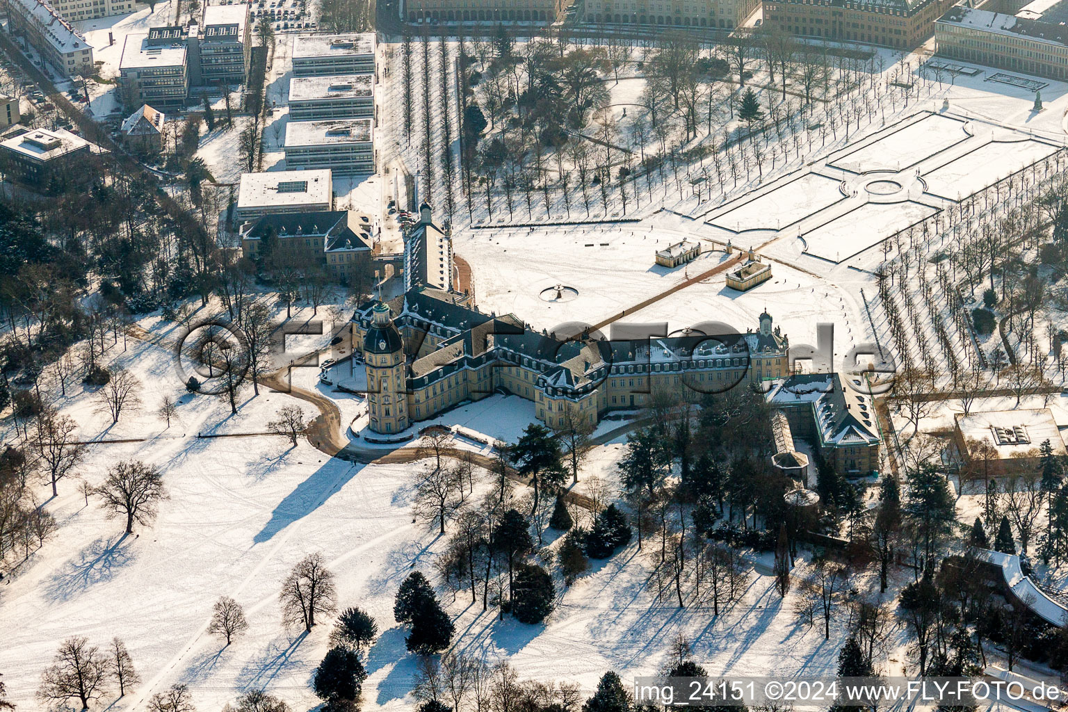 Winterlich schneebedeckte Gebäudekomplex im Schloßpark von Schloss Karlsruhe in Karlsruhe im Ortsteil Innenstadt-West im Bundesland Baden-Württemberg, Deutschland