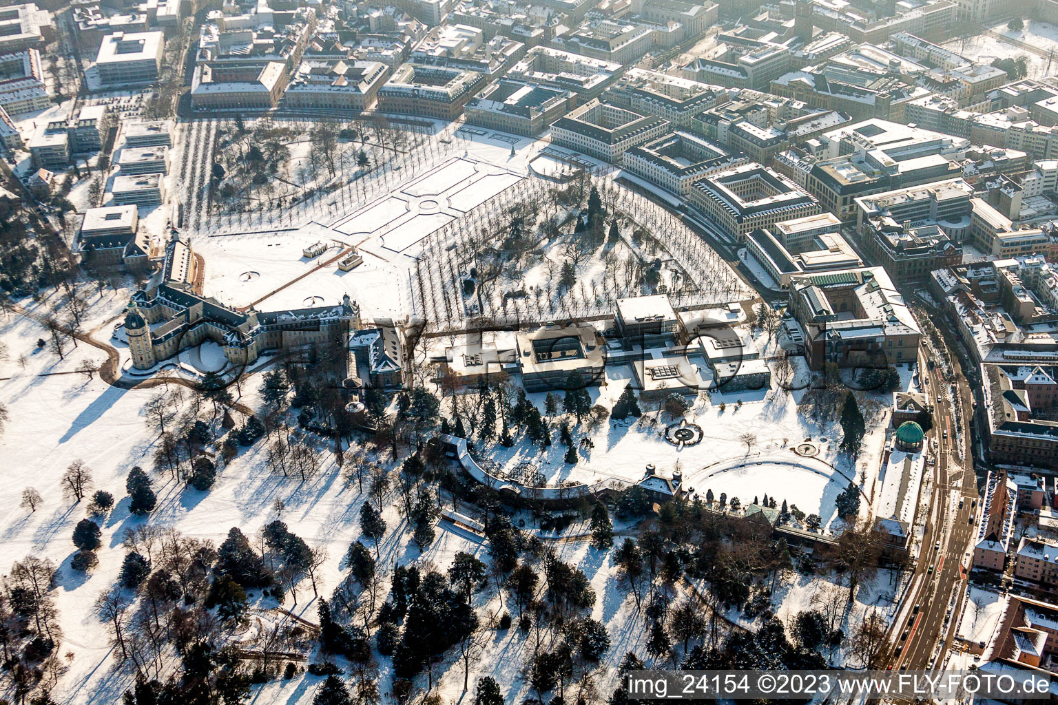 Luftbild von Winterlich schneebedeckte Gebäudekomplex im Schloßpark von Schloss Karlsruhe in Karlsruhe im Ortsteil Innenstadt-West im Bundesland Baden-Württemberg, Deutschland