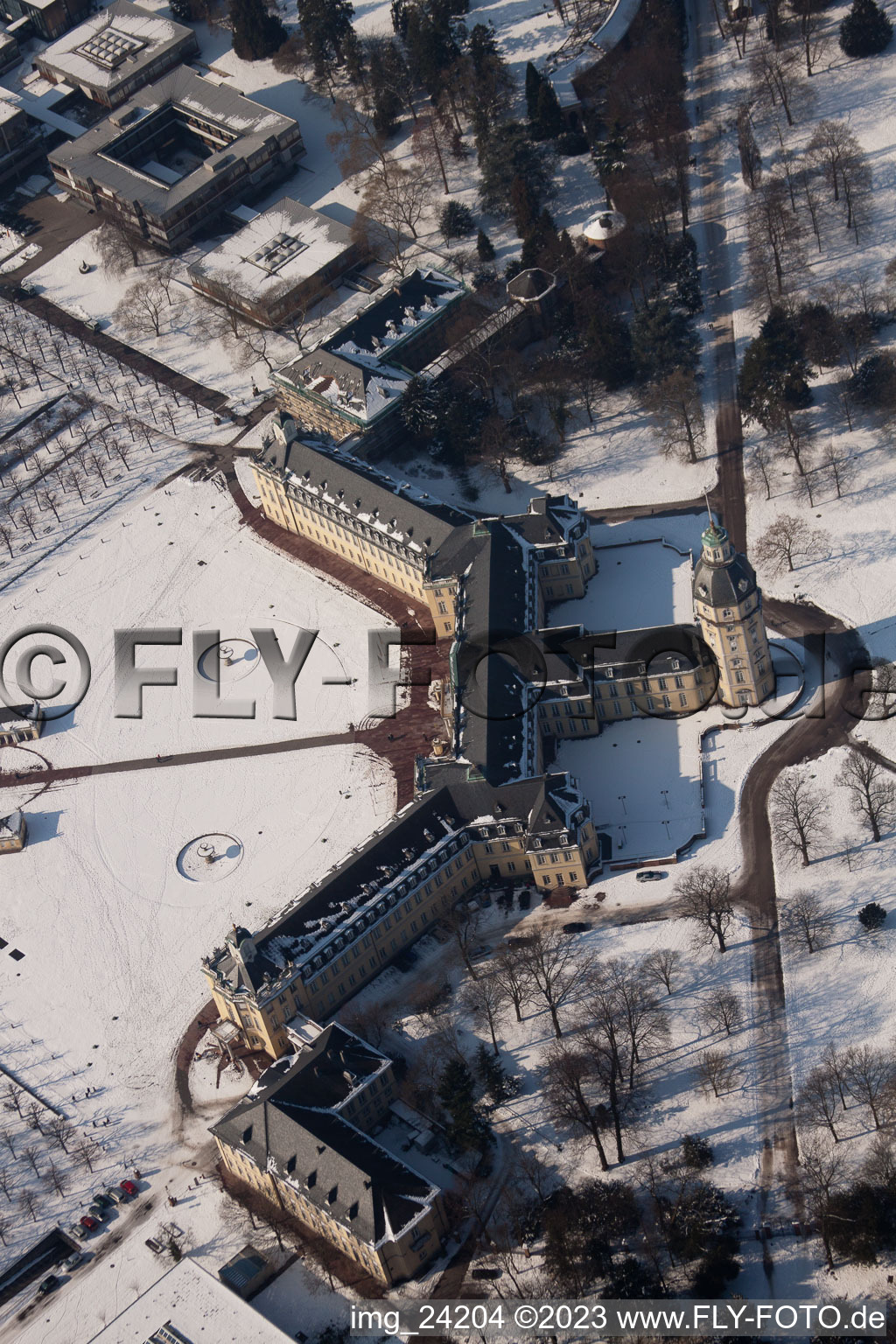 Karlsruhe, Schloss im Ortsteil Innenstadt-West im Bundesland Baden-Württemberg, Deutschland von der Drohne aus gesehen