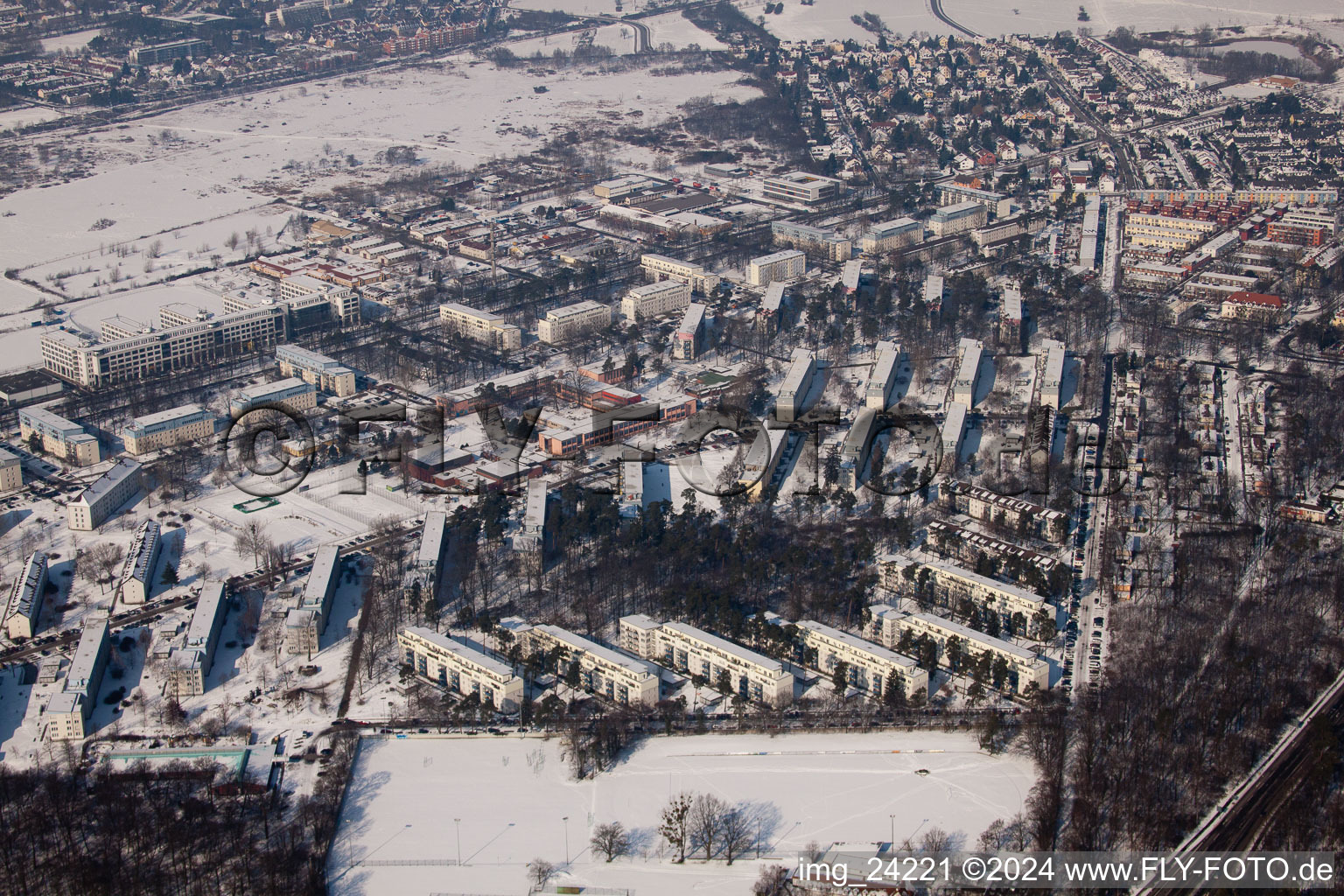 Tennesseeallee im Winter bei Schnee im Ortsteil Nordstadt in Karlsruhe im Bundesland Baden-Württemberg, Deutschland aus der Luft