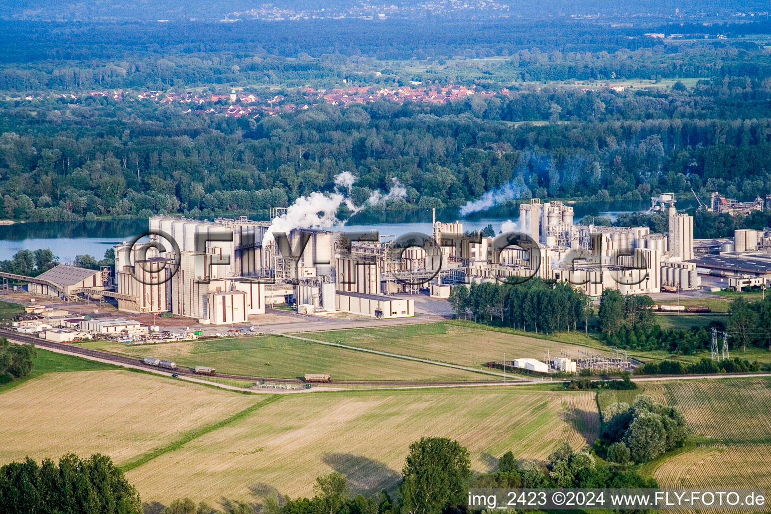 Gebäude und Produktionshallen auf dem Werksgelände des Chemieproduzenten Roquette in Beinheim in Grand Est im Bundesland Bas-Rhin, Frankreich