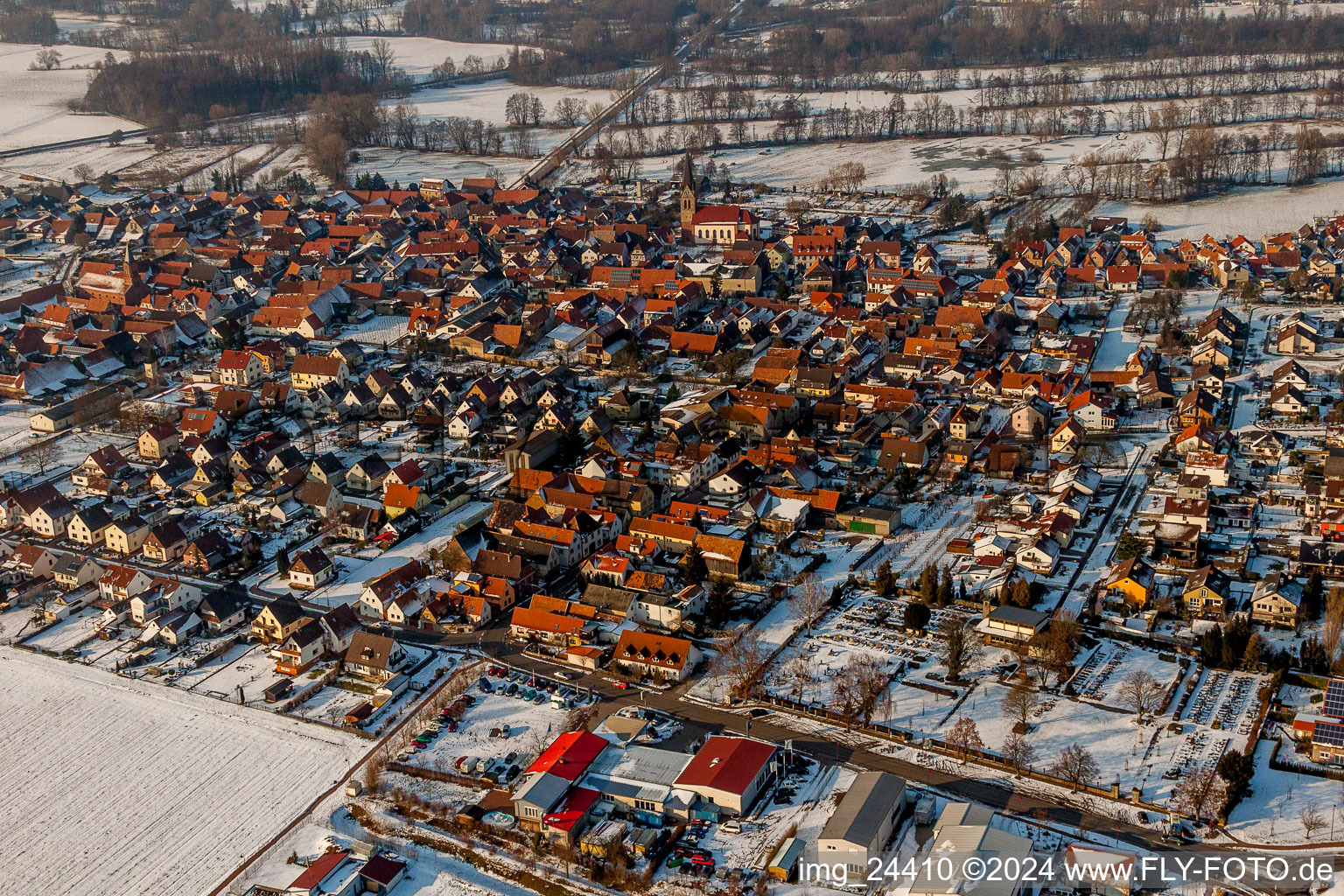 Winterlich schneebedeckte Dorf - Ansicht in Steinweiler im Bundesland Rheinland-Pfalz, Deutschland