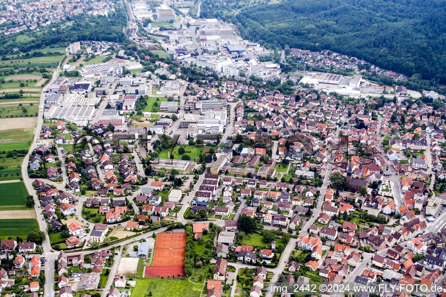 Luftaufnahme von Ortsansicht der Straßen und Häuser der Wohngebiete in Birkenfeld im Bundesland Baden-Württemberg, Deutschland