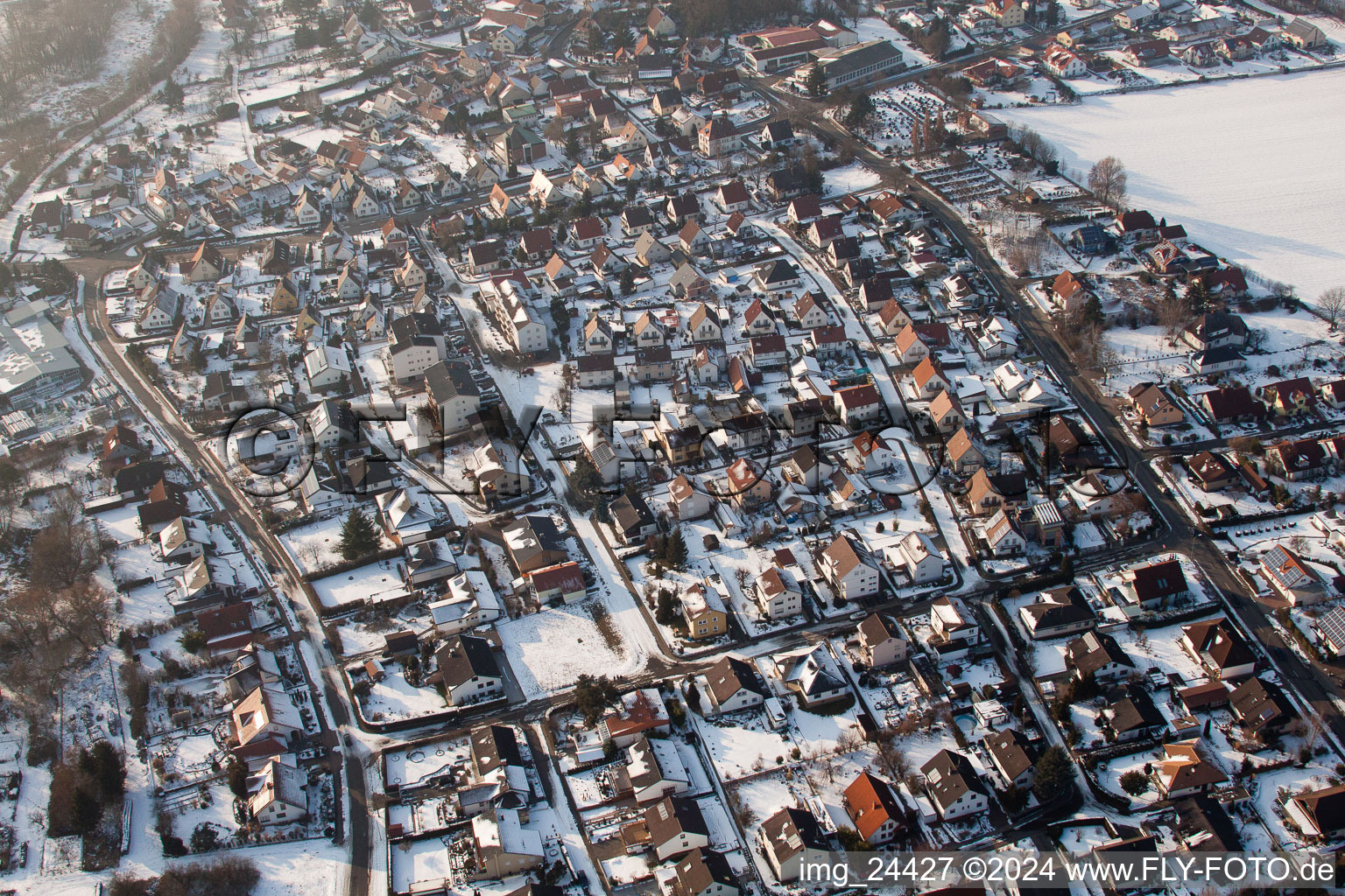 Winterlich schneebedeckte Ortsansicht der Straßen und Häuser der Wohngebiete im Ortsteil Ingenheim in Billigheim-Ingenheim im Bundesland Rheinland-Pfalz, Deutschland