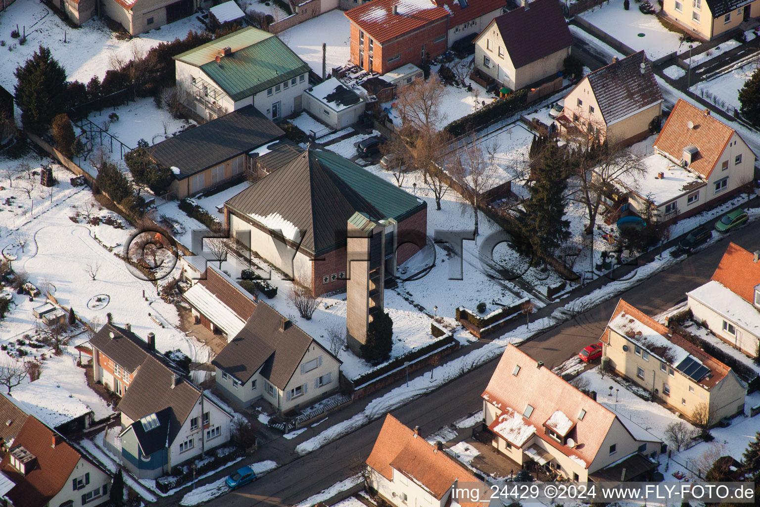 Luftbild von Winterlich schneebedeckte Ortsansicht der Straßen und Häuser der Wohngebiete im Ortsteil Ingenheim in Billigheim-Ingenheim im Bundesland Rheinland-Pfalz, Deutschland