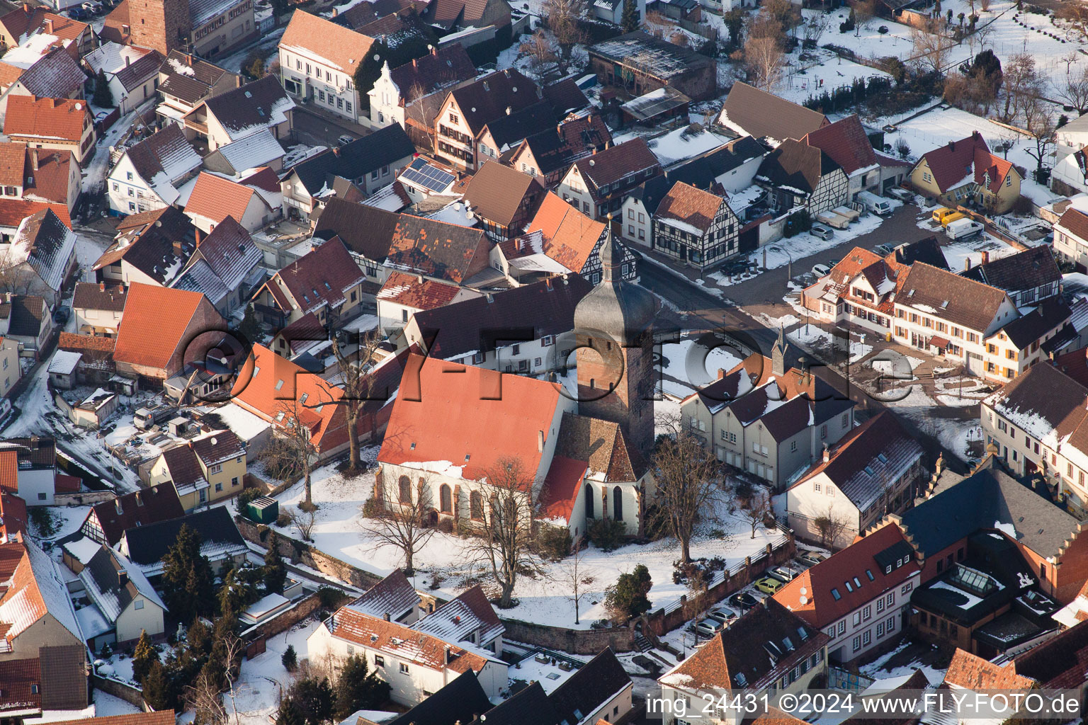 Luftaufnahme von Winterlich schneebedeckte Ortsansicht der Straßen und Häuser der Wohngebiete im Ortsteil Ingenheim in Billigheim-Ingenheim im Bundesland Rheinland-Pfalz, Deutschland