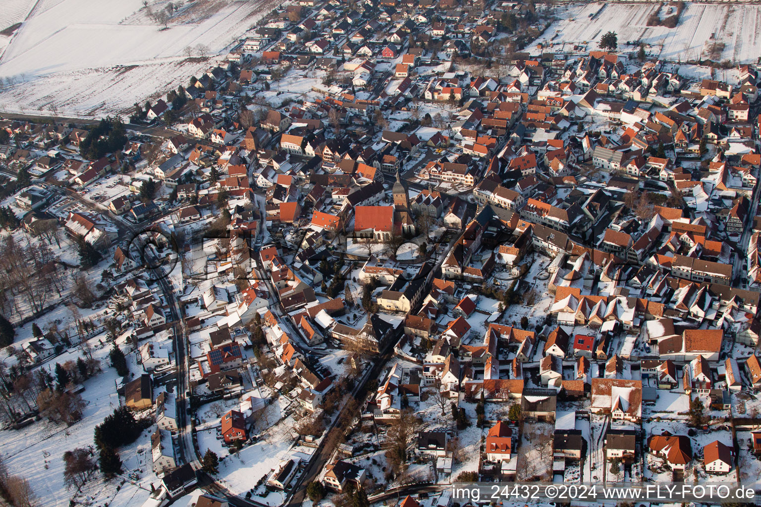 Schrägluftbild von Winterlich schneebedeckte Ortsansicht der Straßen und Häuser der Wohngebiete im Ortsteil Ingenheim in Billigheim-Ingenheim im Bundesland Rheinland-Pfalz, Deutschland