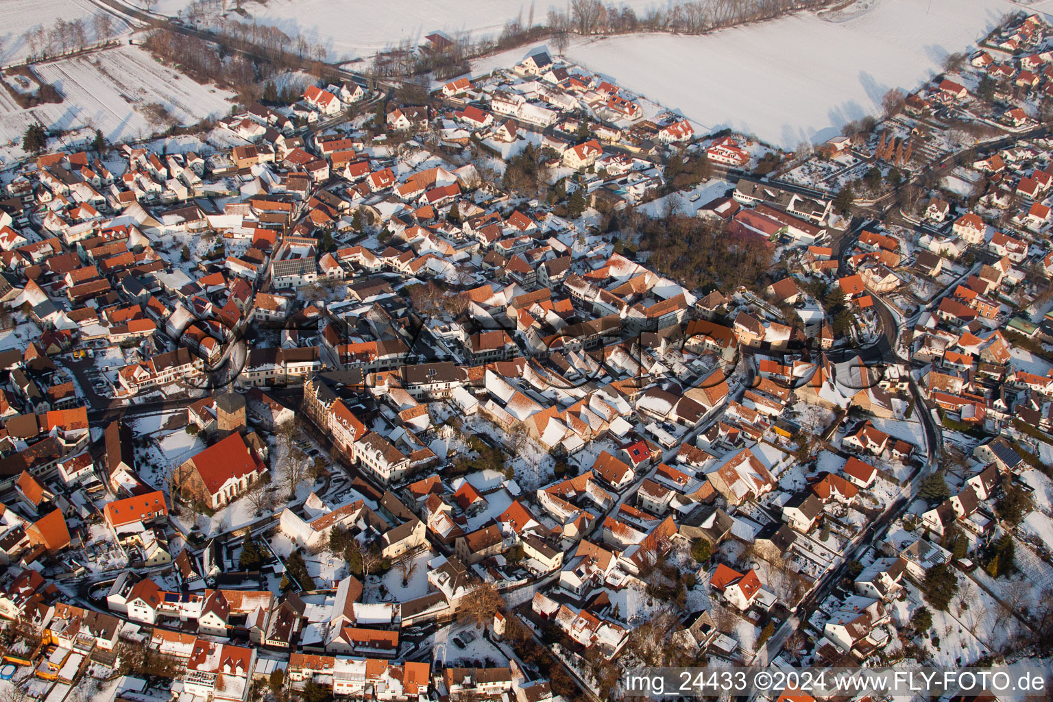 Winterlich schneebedeckte Ortsansicht der Straßen und Häuser der Wohngebiete in Billigheim-Ingenheim im Bundesland Rheinland-Pfalz, Deutschland