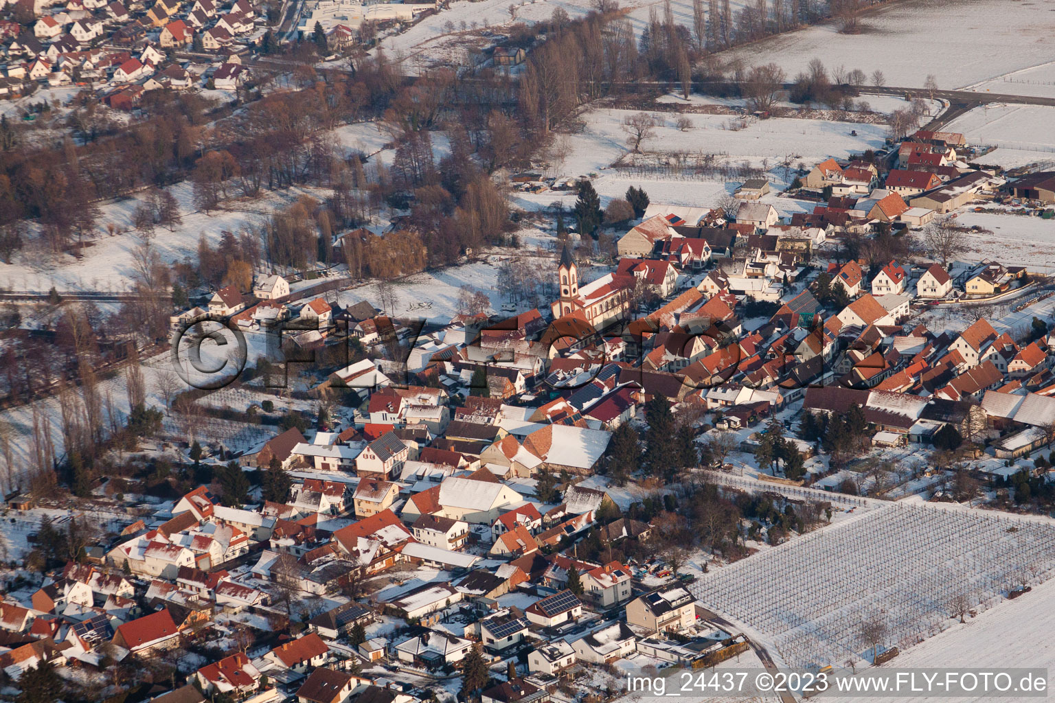 Schrägluftbild von Ortsteil Mühlhofen in Billigheim-Ingenheim im Bundesland Rheinland-Pfalz, Deutschland
