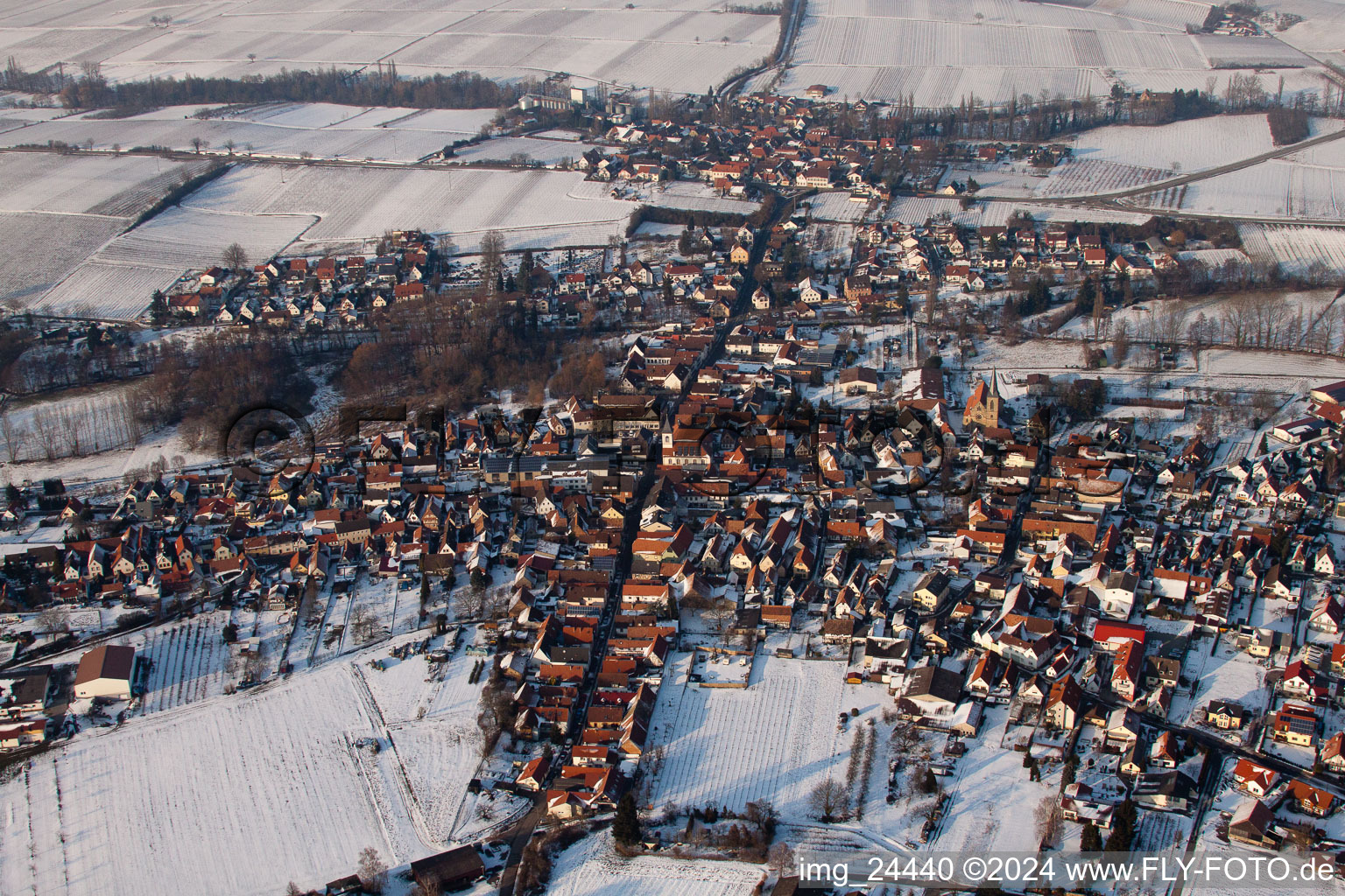 Winterlich schneebedeckte Ortsansicht der Straßen und Häuser der Wohngebiete im Ortsteil Ingenheim in Billigheim-Ingenheim im Bundesland Rheinland-Pfalz, Deutschland von oben