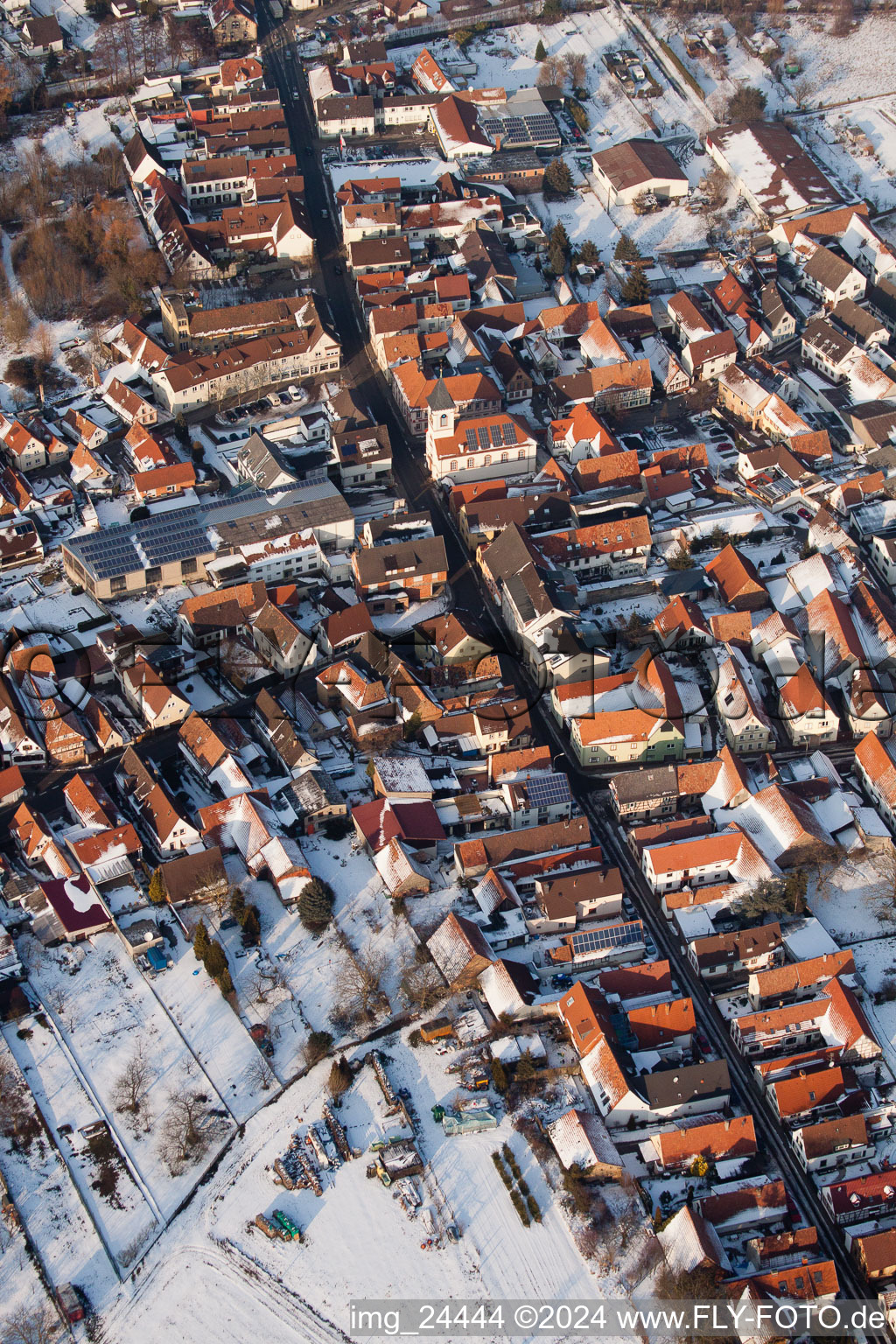 Winterlich schneebedeckte Ortsansicht der Straßen und Häuser der Wohngebiete im Ortsteil Ingenheim in Billigheim-Ingenheim im Bundesland Rheinland-Pfalz, Deutschland von oben gesehen