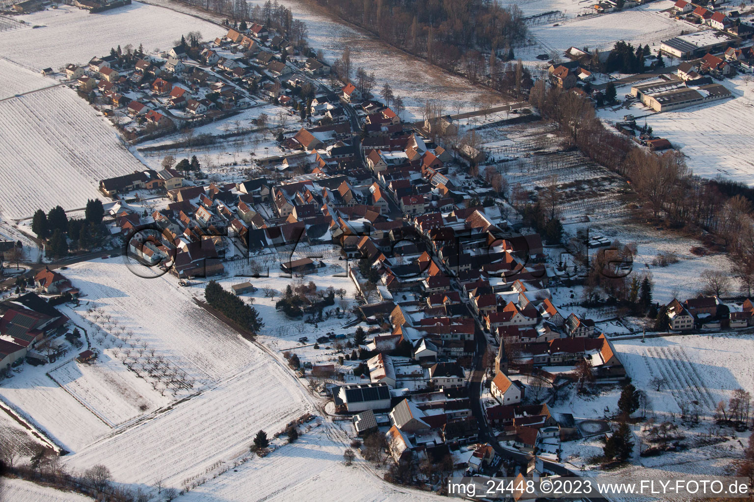 Luftbild von Im Winter im Ortsteil Klingen in Heuchelheim-Klingen im Bundesland Rheinland-Pfalz, Deutschland