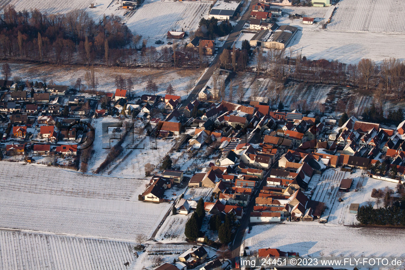 Schrägluftbild von Im Winter im Ortsteil Klingen in Heuchelheim-Klingen im Bundesland Rheinland-Pfalz, Deutschland