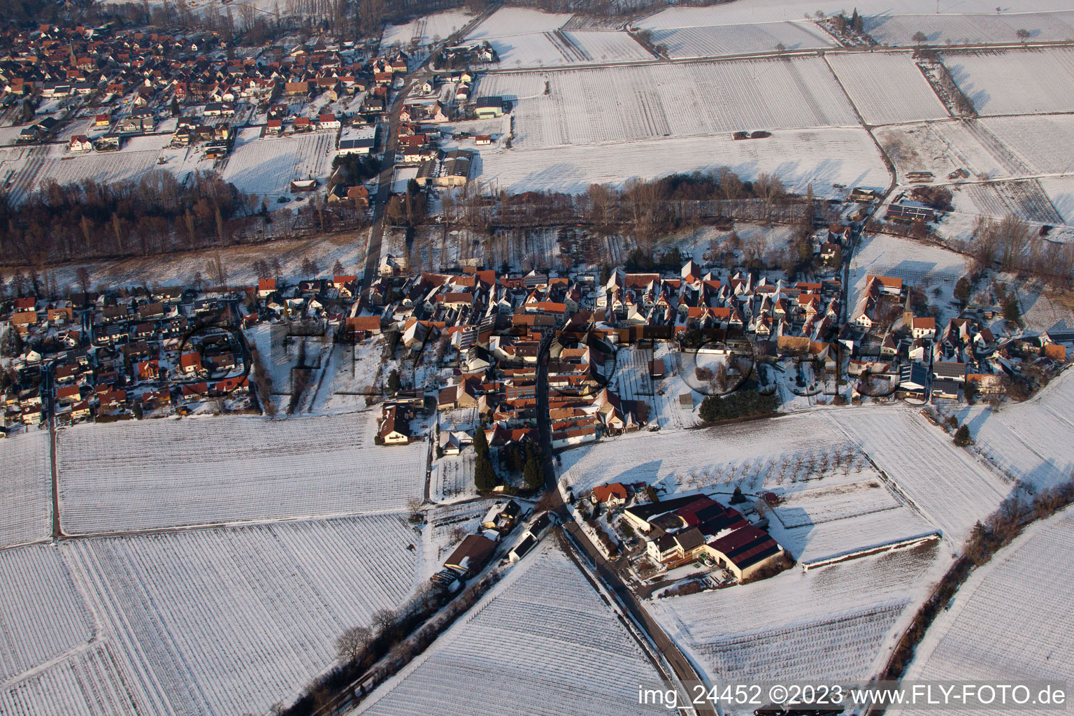 Im Winter im Ortsteil Klingen in Heuchelheim-Klingen im Bundesland Rheinland-Pfalz, Deutschland von oben