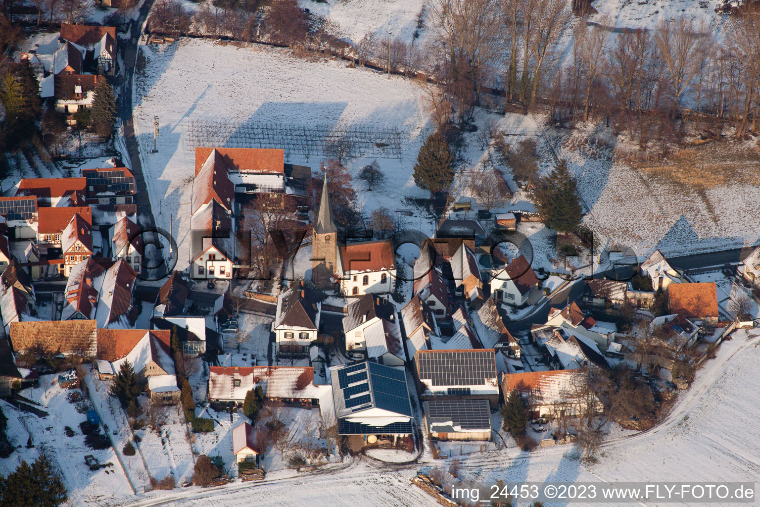 Kirche im Winter im Ortsteil Klingen in Heuchelheim-Klingen im Bundesland Rheinland-Pfalz, Deutschland