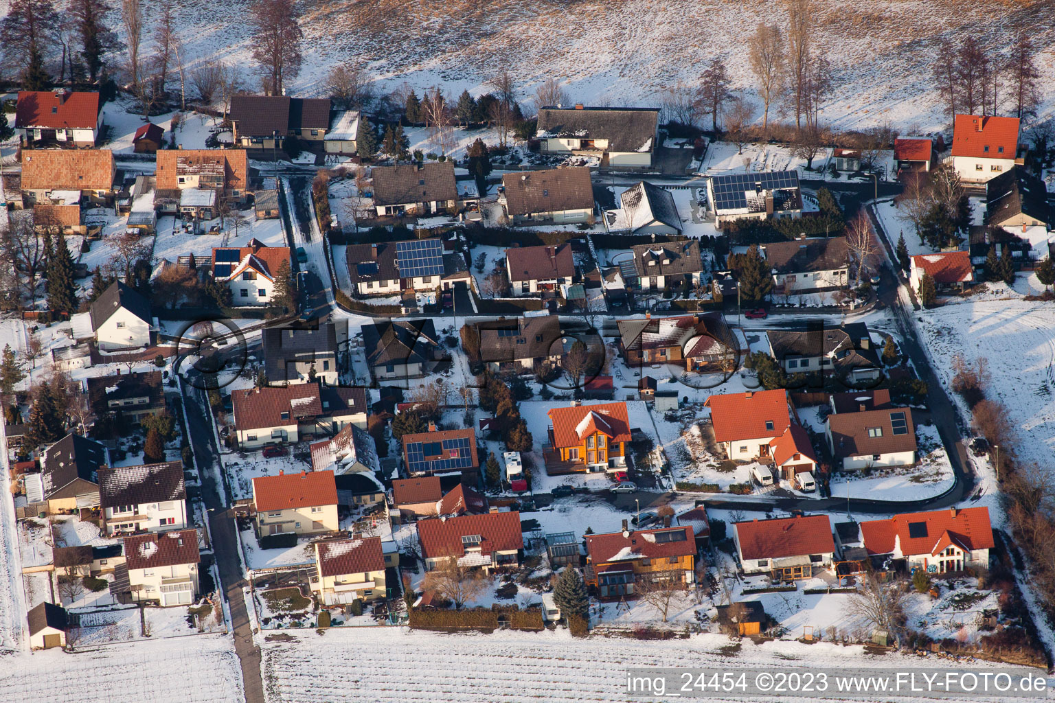 Im Winter im Ortsteil Klingen in Heuchelheim-Klingen im Bundesland Rheinland-Pfalz, Deutschland aus der Luft