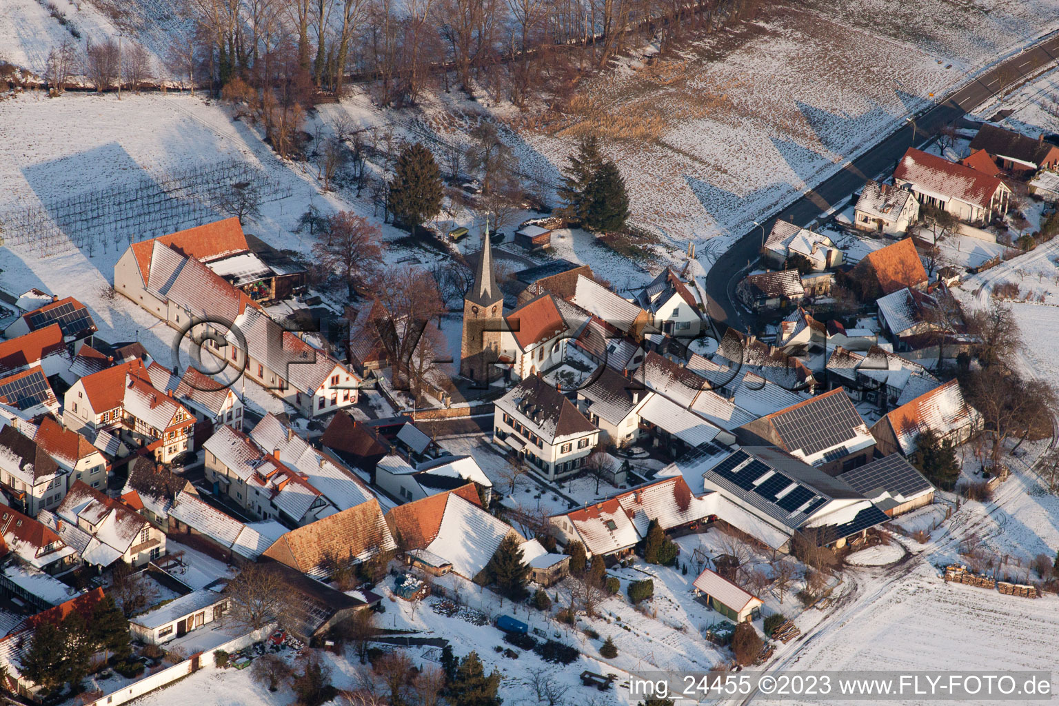 Luftbild von Kirche im Winter im Ortsteil Klingen in Heuchelheim-Klingen im Bundesland Rheinland-Pfalz, Deutschland