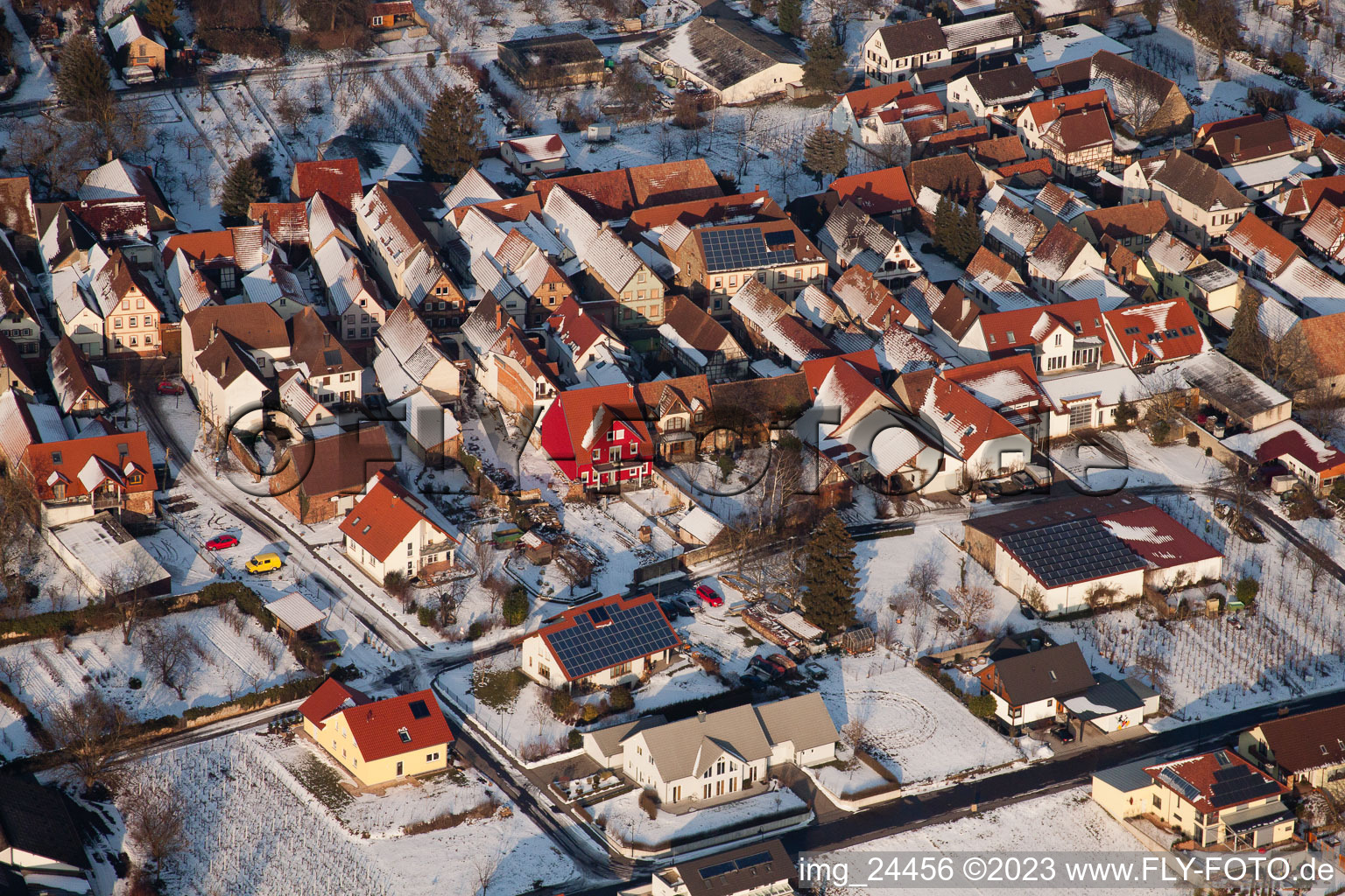 Luftbild von Im Winter im Ortsteil Heuchelheim in Heuchelheim-Klingen im Bundesland Rheinland-Pfalz, Deutschland