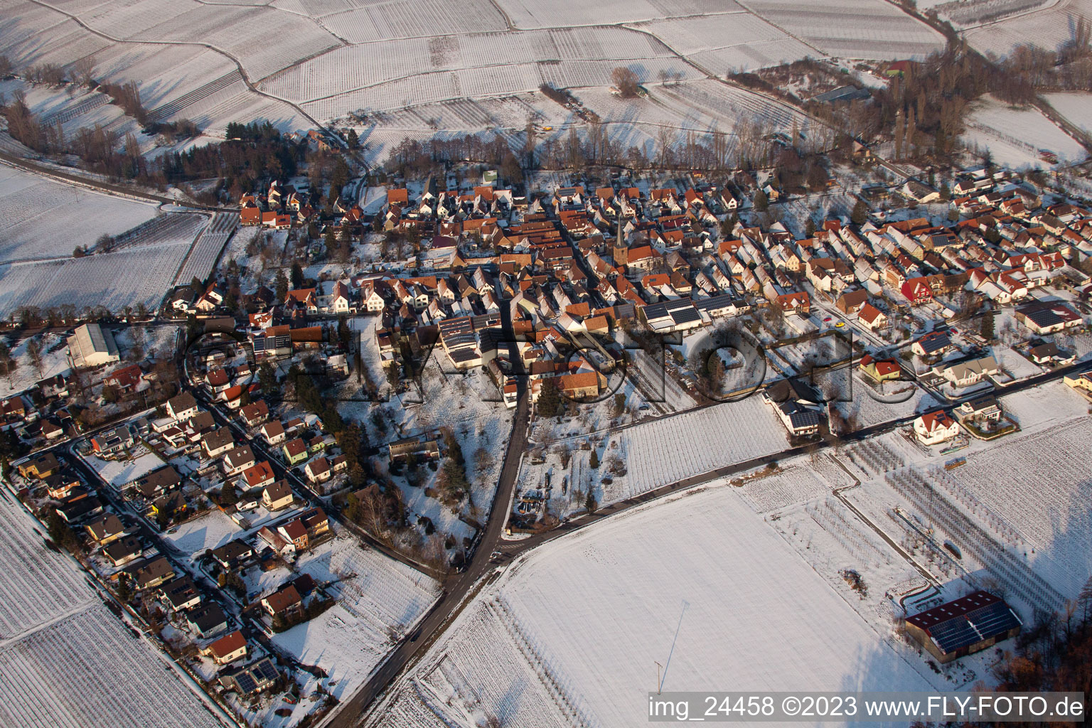 Luftaufnahme von Im Winter im Ortsteil Heuchelheim in Heuchelheim-Klingen im Bundesland Rheinland-Pfalz, Deutschland