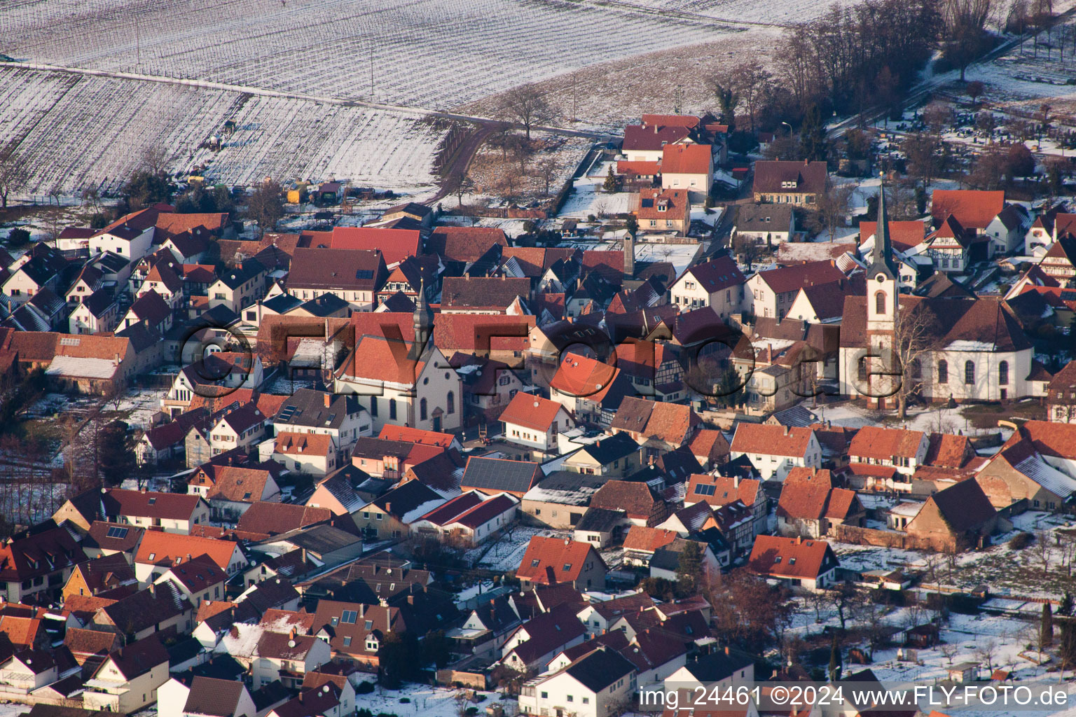 Schrägluftbild von Winterlich schneebedeckte Dorf - Ansicht in Göcklingen im Bundesland Rheinland-Pfalz, Deutschland