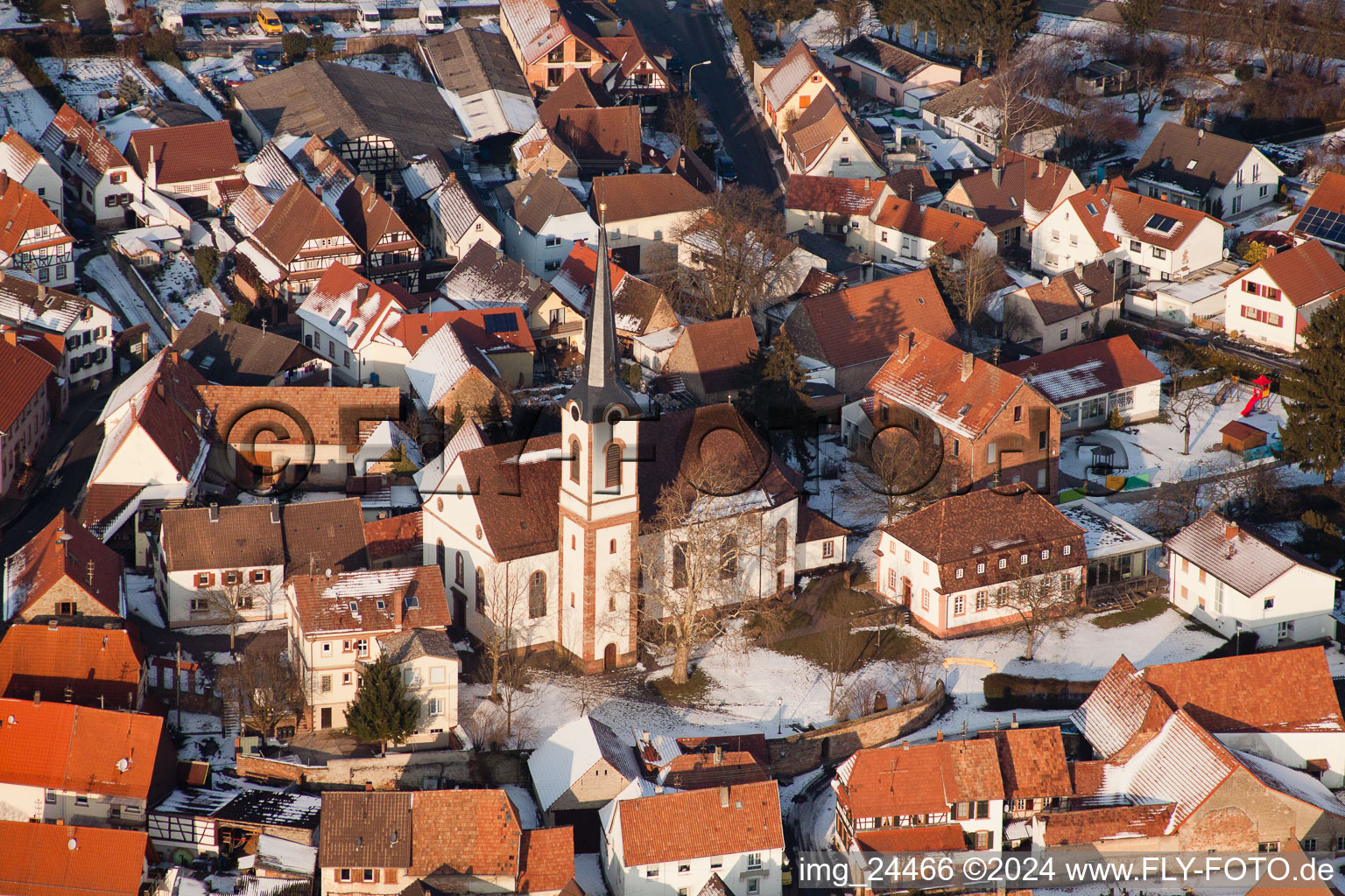 Winterlich schneebedeckte Dorf - Ansicht in Göcklingen im Bundesland Rheinland-Pfalz, Deutschland von oben