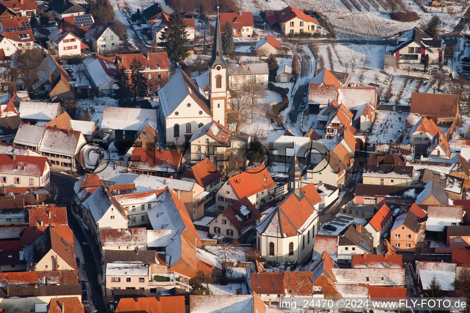 Winterlich schneebedeckte Dorf - Ansicht in Göcklingen im Bundesland Rheinland-Pfalz, Deutschland aus der Luft