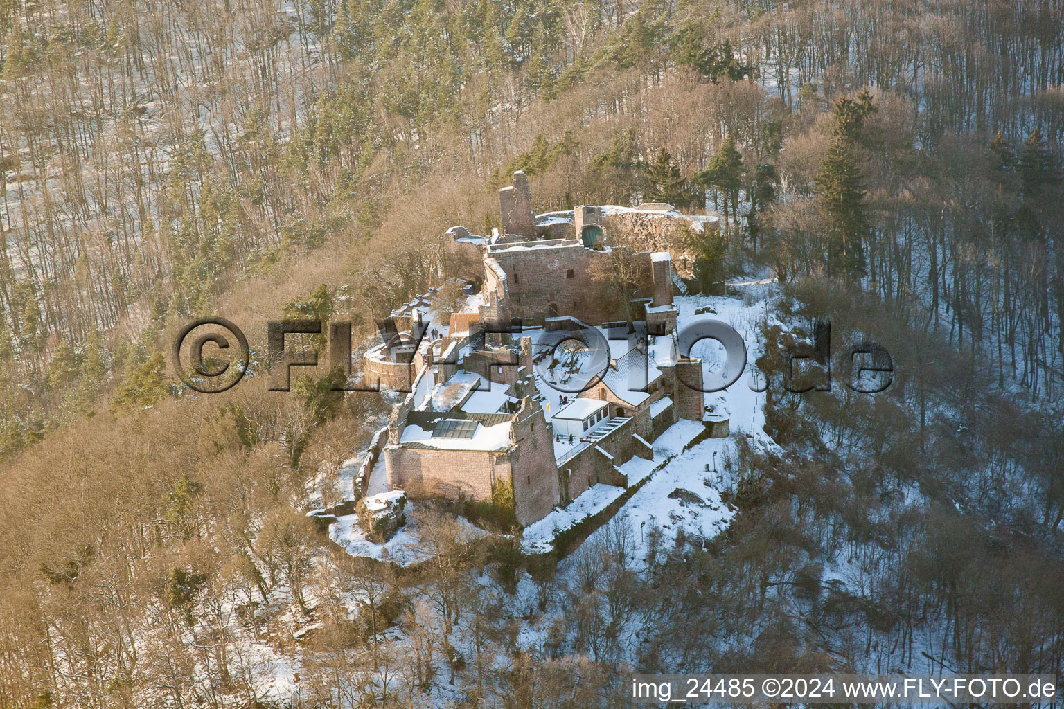 Luftaufnahme von Winterlich schneebedeckte Ruine und Mauerreste der ehemaligen Burganlage Burgruine Madenburg in Eschbach im Bundesland Rheinland-Pfalz, Deutschland