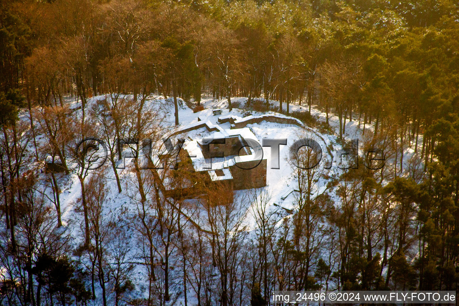 Ruine und Mauerreste der ehemaligen Burganlage und Feste Burg Schlössel im Ortsteil Pfalzklinik Landeck in Klingenmünster im Bundesland Rheinland-Pfalz, Deutschland