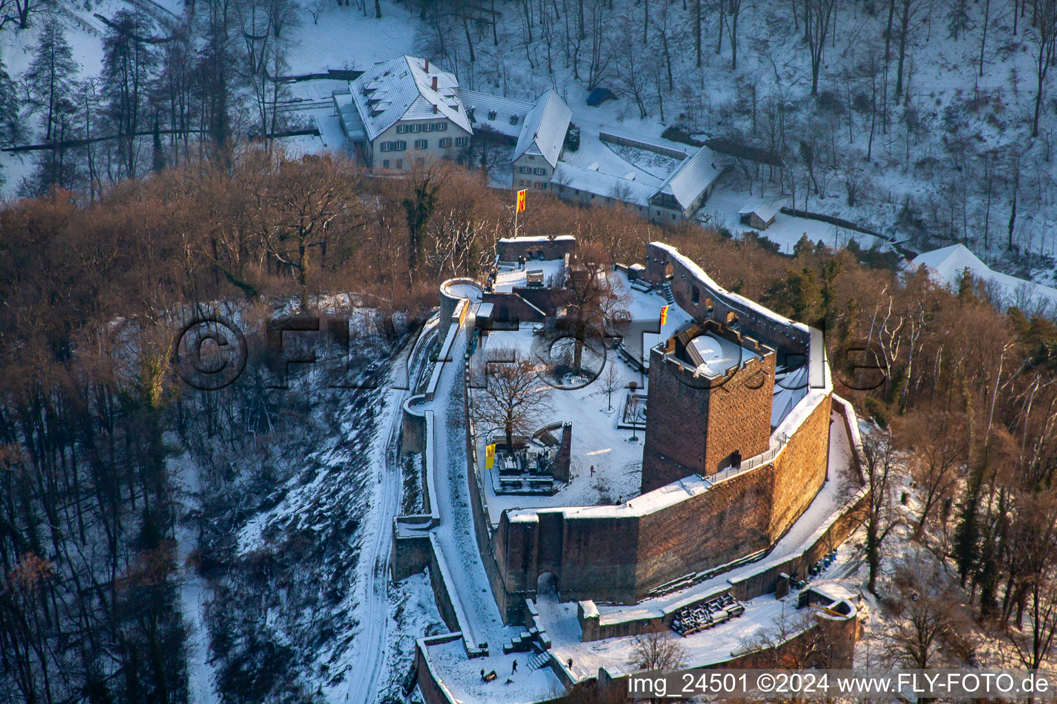 Schrägluftbild von Ruine Landeck in Klingenmünster im Bundesland Rheinland-Pfalz, Deutschland